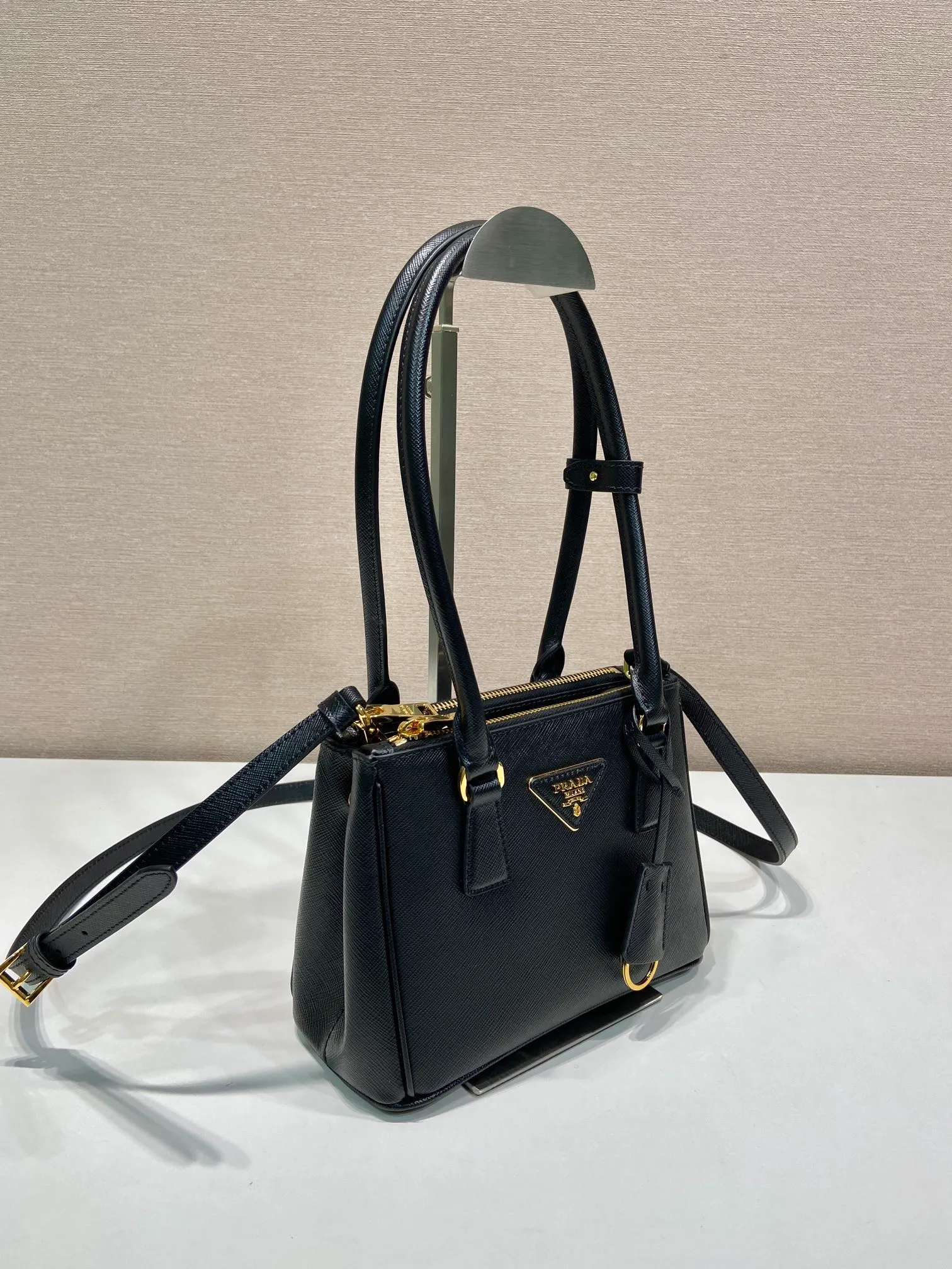 💰1760🎉mini killer bag🎉1BA906 long handle🎉🎉 This mini killer bag with long handle is made of imported cross-grain cowhide and top brushed hardware. The handbag is simple, elegant and practical in design. The Galleria handbag fully embodies the definition of "classic". It is equipped with a detachable long shoulder strap, which can be carried on the shoulder, hand-carried or cross-body. It is a multi-functional long-handle style. It is another popular style that will never go out of style. Ladies and sisters, hurry up and get it. 🎉Length 20xH13.5xH 9.5cm🎉🎉🎉👏👏👏