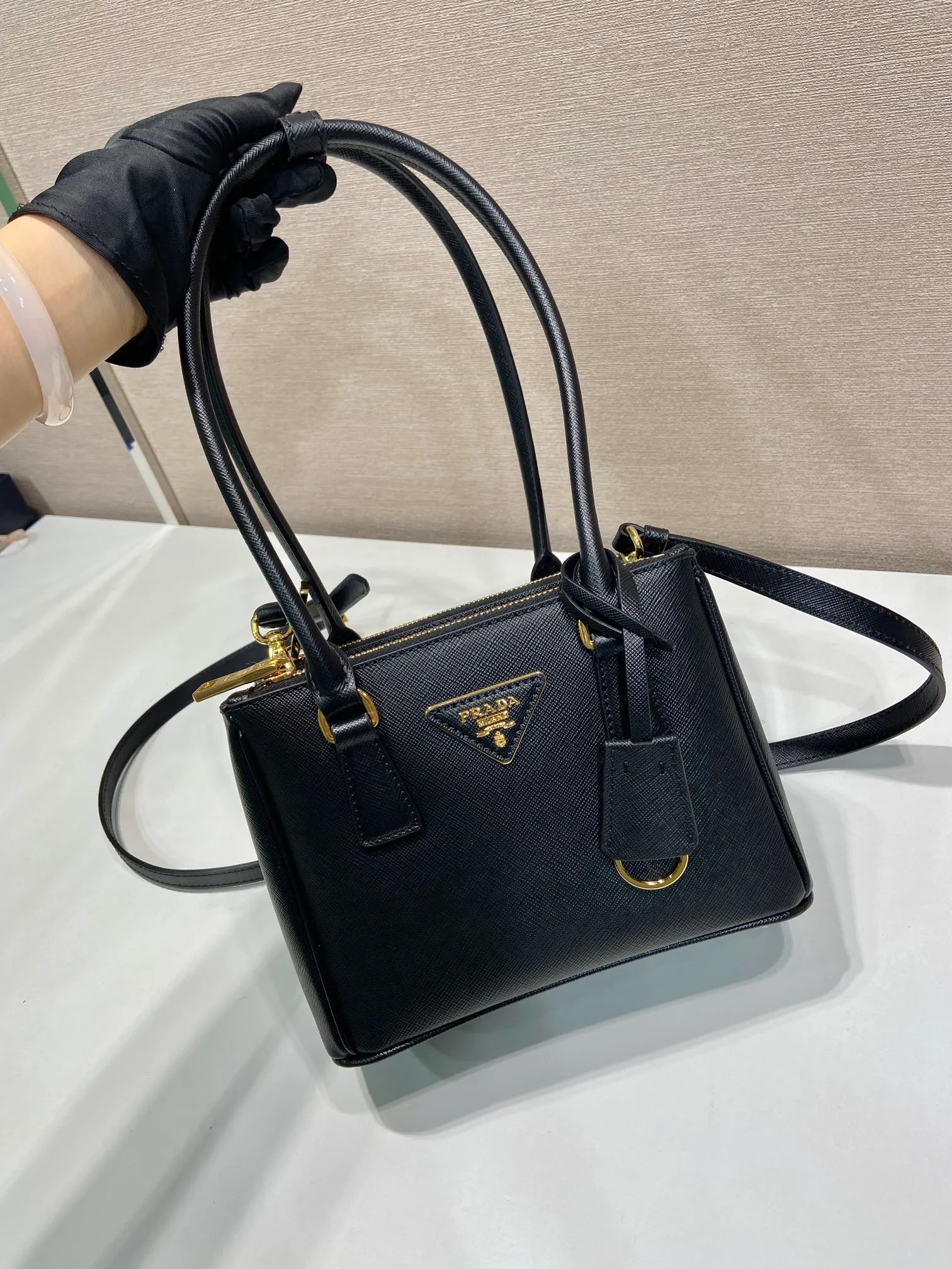 💰1760🎉mini killer bag🎉1BA906 long handle🎉🎉 This mini killer bag with long handle is made of imported cross-grain cowhide and top brushed hardware. The handbag is simple, elegant and practical in design. The Galleria handbag fully embodies the definition of "classic". It is equipped with a detachable long shoulder strap, which can be carried on the shoulder, hand-carried or cross-body. It is a multi-functional long-handle style. It is another popular style that will never go out of style. Ladies and sisters, hurry up and get it. 🎉Length 20xH13.5xH 9.5cm🎉🎉🎉👏👏👏