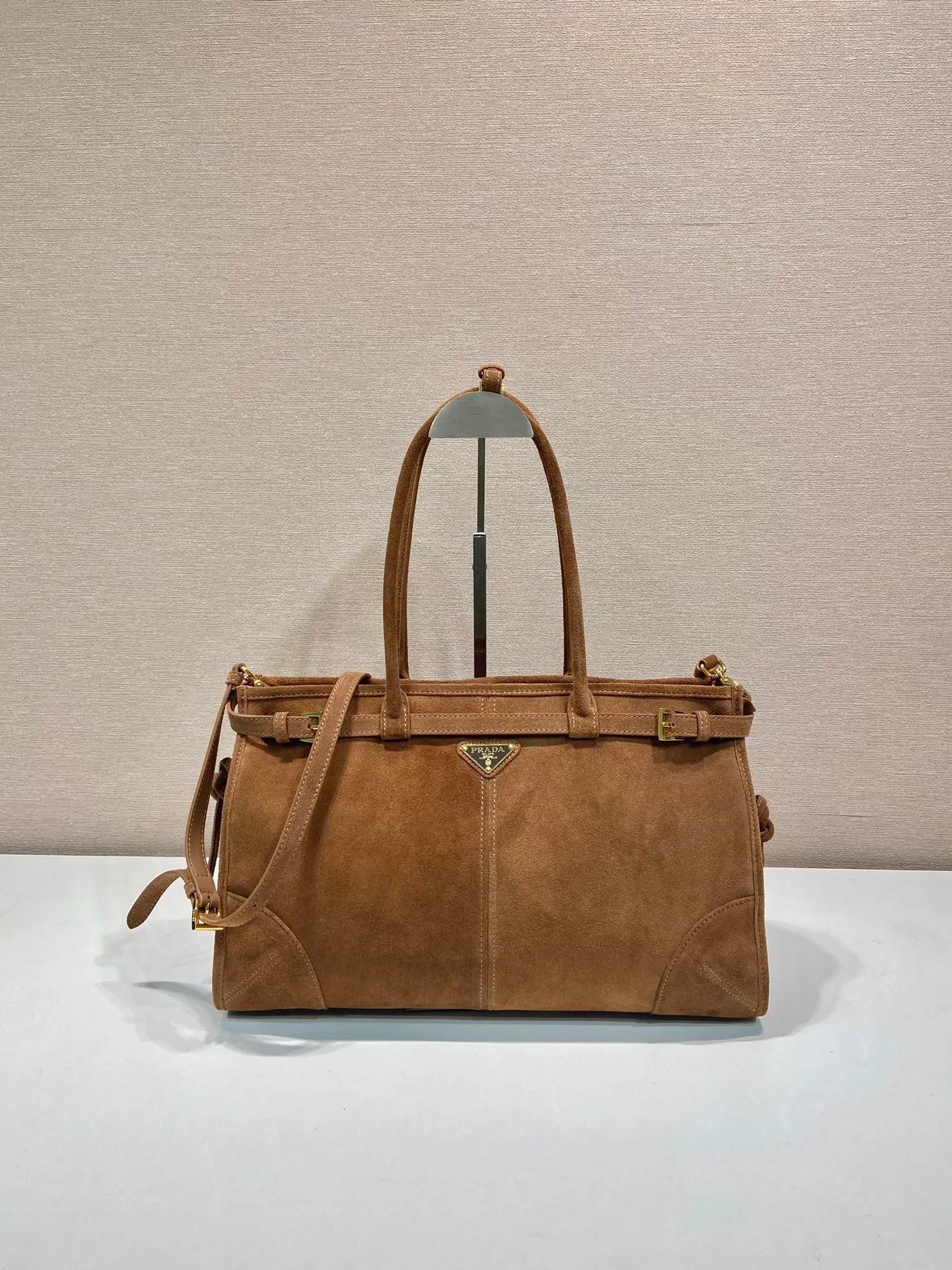 💰1700🎉LusSolf Suede🎉1BA433 Large🎉🎉 This hand-held crossbody bag is made of imported suede (nubuck leather). The classic color exudes a classic atmosphere. It is equipped with a detachable and adjustable long shoulder strap, which is convenient for matching on different occasions. It has a very large capacity and is easy to use. It is definitely a must-have for fashionistas. Hurry up and take this retro-style handbag home! Length 38x Height 30x Bottom 12cm🎉🎉🎉👏👏👏
