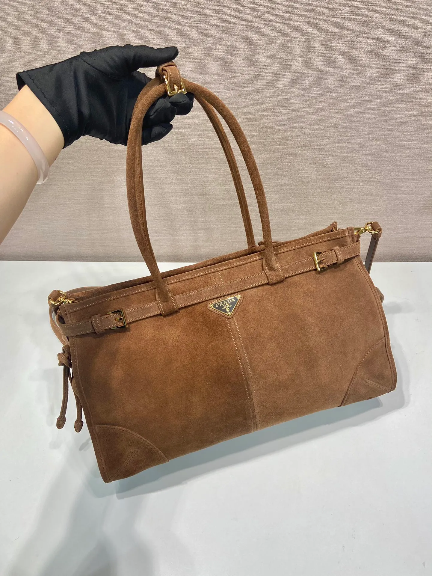 💰1700🎉LusSolf Suede🎉1BA433 Large🎉🎉 This hand-held crossbody bag is made of imported suede (nubuck leather). The classic color exudes a classic atmosphere. It is equipped with a detachable and adjustable long shoulder strap, which is convenient for matching on different occasions. It has a very large capacity and is easy to use. It is definitely a must-have for fashionistas. Hurry up and take this retro-style handbag home! Length 38x Height 30x Bottom 12cm🎉🎉🎉👏👏👏