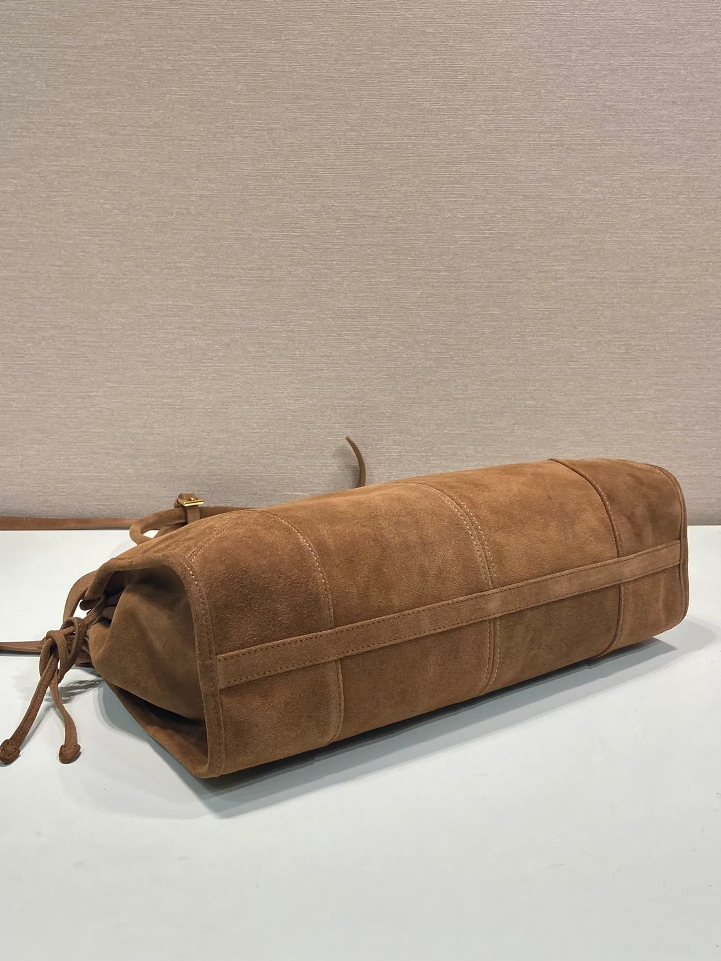 💰1700🎉LusSolf Suede🎉1BA433 Large🎉🎉 This hand-held crossbody bag is made of imported suede (nubuck leather). The classic color exudes a classic atmosphere. It is equipped with a detachable and adjustable long shoulder strap, which is convenient for matching on different occasions. It has a very large capacity and is easy to use. It is definitely a must-have for fashionistas. Hurry up and take this retro-style handbag home! Length 38x Height 30x Bottom 12cm🎉🎉🎉👏👏👏