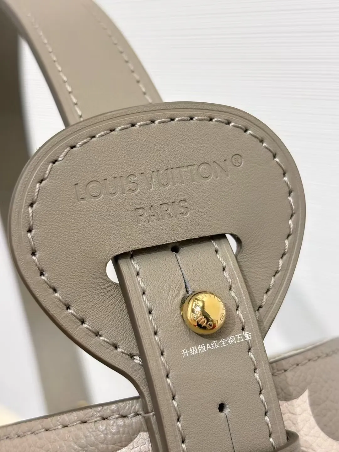 P¥1360👉nfc163C01 dynamic chip👈 [100% MB special grade original leather, all steel hardware] This All In BB handbag integrates modern design concepts into elegant silhouette and ample space. Monogram Empreinte leather craftsmanship creates a simple bucket bag structure, the iconic nameplate and metal padlock highlight the exquisite details, and the adjustable handle pays homage to the brand's trunk-making heritage. Embossed grained cow leather - Cow leather trim - Textile lining - Metal hardware - Magnetic and hook closure - Removable zippered interior pocket - A brand name - Padlock - Holds your smartphone, keys, Zippy wallet and headphones - Shoulder strap: non-detachable, adjustable! ! Model: M13045; Size: 16x18x12CM