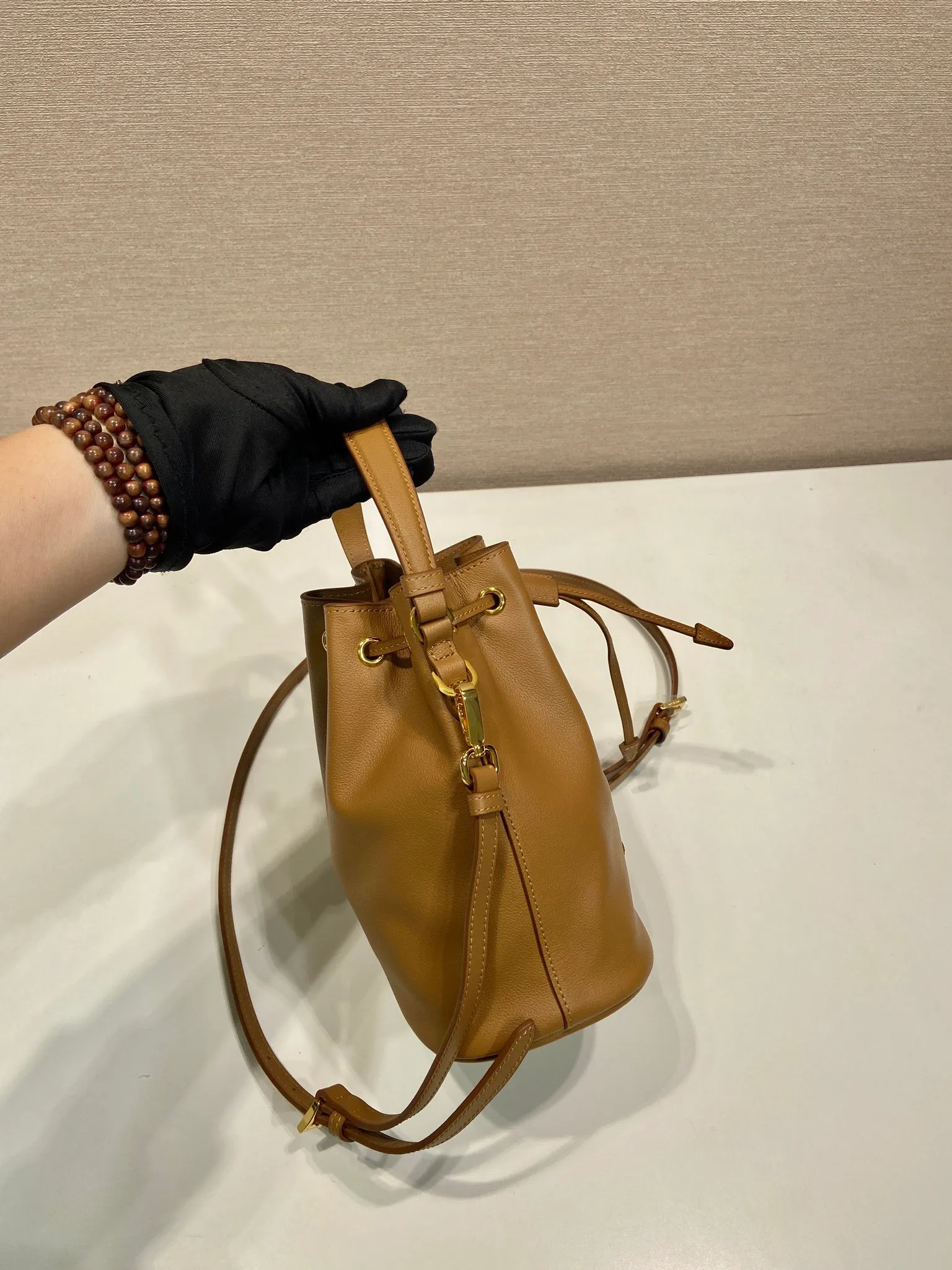 💰1320🎉Calfskin bucket bag🎉1BE067 new product🎉🎉 This bucket bag is made of imported calfskin and top-grade gold hardware, carrying the brand’s original and unique expression of extraordinary beauty. Comes with a detachable and adjustable long leather shoulder strap and leather keychain. Large capacity, light and practical🎉🎉Another popular style that will never go out of style🎉 Length 15.5x Height 19.5x Bottom 10cm