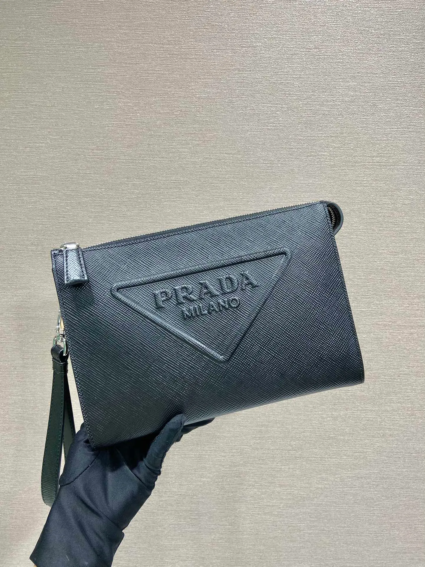 💰1120🎉New clutch 🎉2VF039🎉 This clutch cleverly creates a 3D effect, releasing the charm of mix and match: the simple silhouette is integrated with exquisite materials, and the iconic triangle is transformed into modern embossed details of the same color to embellish the bag body. Simple and elegant, if you like it, hurry up and get it🎉, it is another timeless style that will never go out of style🎉🎉 Length 25x Height 17x Bottom 5cm