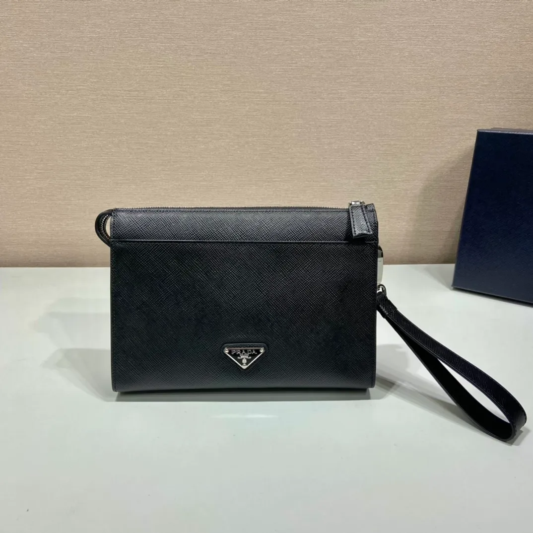 💰1120🎉New clutch 🎉2VF039🎉 This clutch cleverly creates a 3D effect, releasing the charm of mix and match: the simple silhouette is integrated with exquisite materials, and the iconic triangle is transformed into modern embossed details of the same color to embellish the bag body. Simple and elegant, if you like it, hurry up and get it🎉, it is another timeless style that will never go out of style🎉🎉 Length 25x Height 17x Bottom 5cm
