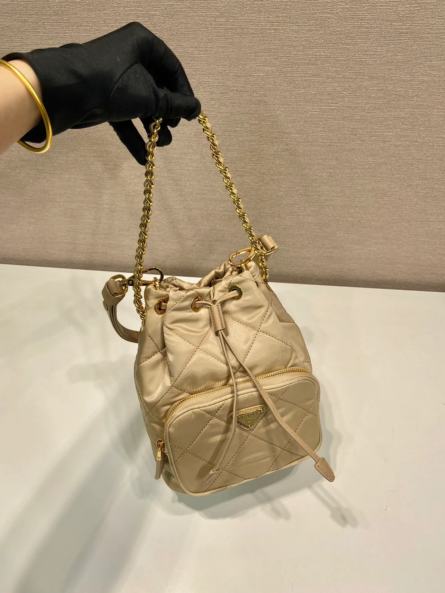 💰1060🎉Embroidered Check Bucket Bag🎉1BH038🎉 This versatile Re-Nylon regenerated nylon shoulder bag features a padded and topstitched design. The complex hand-made rhombus stitching pattern is finished. It is equipped with 2 detachable iron bars and an adjustable long shoulder strap of cowhide. It comes with a bag of triangles and can be worn on the shoulder/handheld/crossbody. It’s perfect. Beautiful upper body tattoos. Large space, convenient and practical🎉🎉Hurry up and get it🎉🎉 Length 22.5x Height 17.5x Bottom 12cm🎉🎉🎉👏👏👏