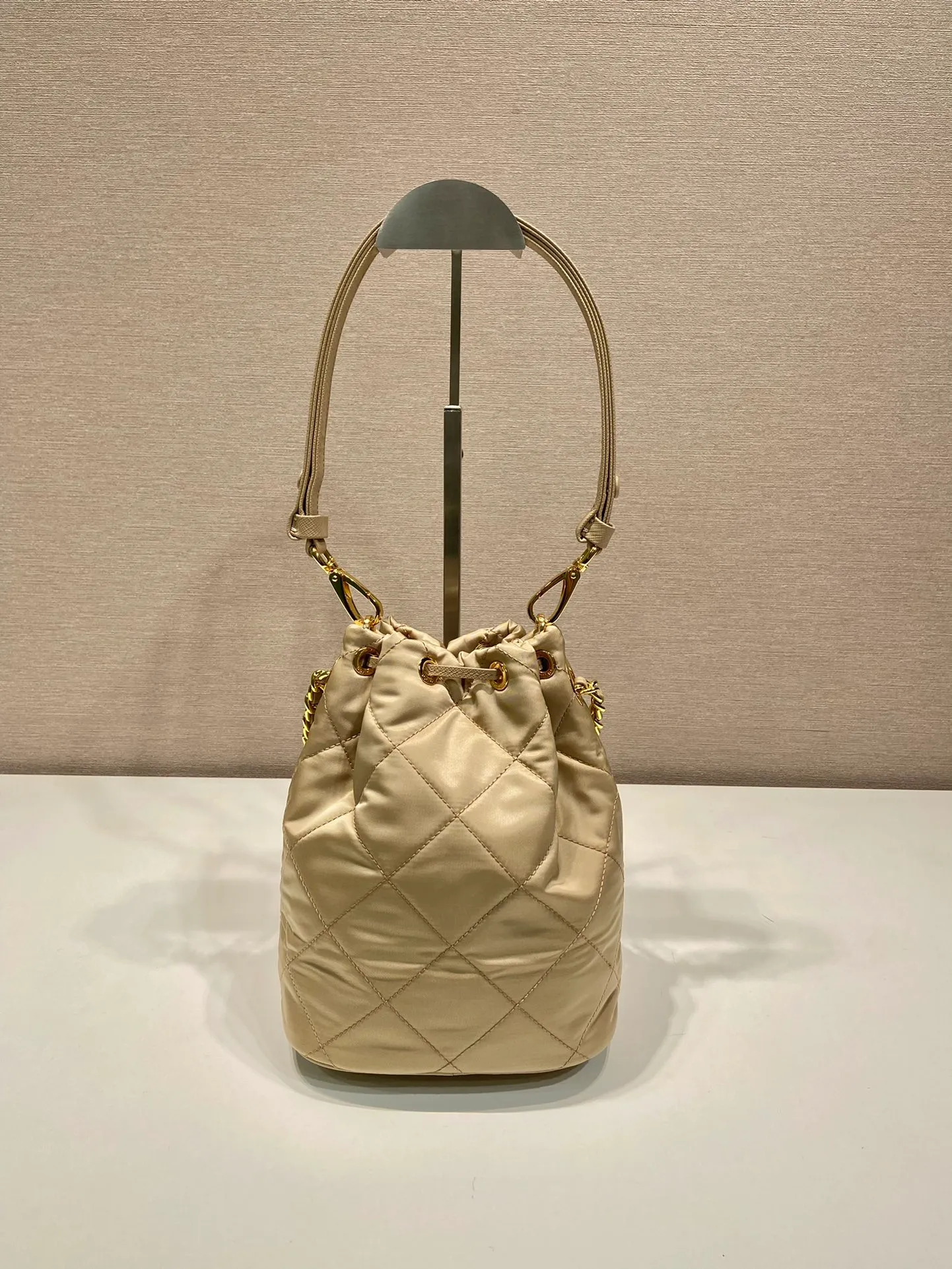 💰1060🎉Embroidered Check Bucket Bag🎉1BH038🎉 This versatile Re-Nylon regenerated nylon shoulder bag features a padded and topstitched design. The complex hand-made rhombus stitching pattern is finished. It is equipped with 2 detachable iron bars and an adjustable long shoulder strap of cowhide. It comes with a bag of triangles and can be worn on the shoulder/handheld/crossbody. It’s perfect. Beautiful upper body tattoos. Large space, convenient and practical🎉🎉Hurry up and get it🎉🎉 Length 22.5x Height 17.5x Bottom 12cm🎉🎉🎉👏👏👏