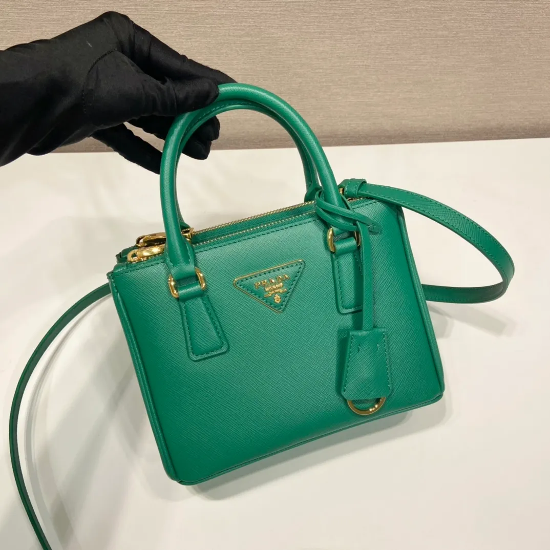 💰1700🎉Mini killer🎉1BA906, new color🎉🎉This Galleria handbag is made of iconic Saffiano leather, equipped with a detachable shoulder strap, top brushed hardware👍👍 It is a chic interpretation of classic and timeless elegance. For beauties in the current era of fashionable small bags. It’s worth owning, it can be used easily for girls’ daily travel📱💄🚗🔑, it has a large capacity, is beautiful and practical🙊🙊It is a bag that will never go out of style anytime you use it😘😘Hurry up and get it👏👏 Length 20x Height 15x Bottom 9.5cm