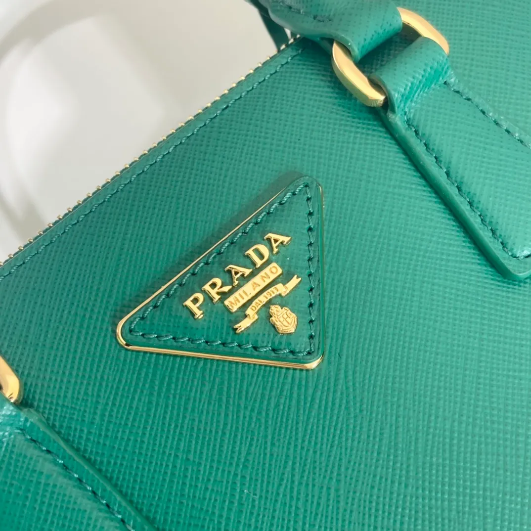 💰1700🎉Mini killer🎉1BA906, new color🎉🎉This Galleria handbag is made of iconic Saffiano leather, equipped with a detachable shoulder strap, top brushed hardware👍👍 It is a chic interpretation of classic and timeless elegance. For beauties in the current era of fashionable small bags. It’s worth owning, it can be used easily for girls’ daily travel📱💄🚗🔑, it has a large capacity, is beautiful and practical🙊🙊It is a bag that will never go out of style anytime you use it😘😘Hurry up and get it👏👏 Length 20x Height 15x Bottom 9.5cm