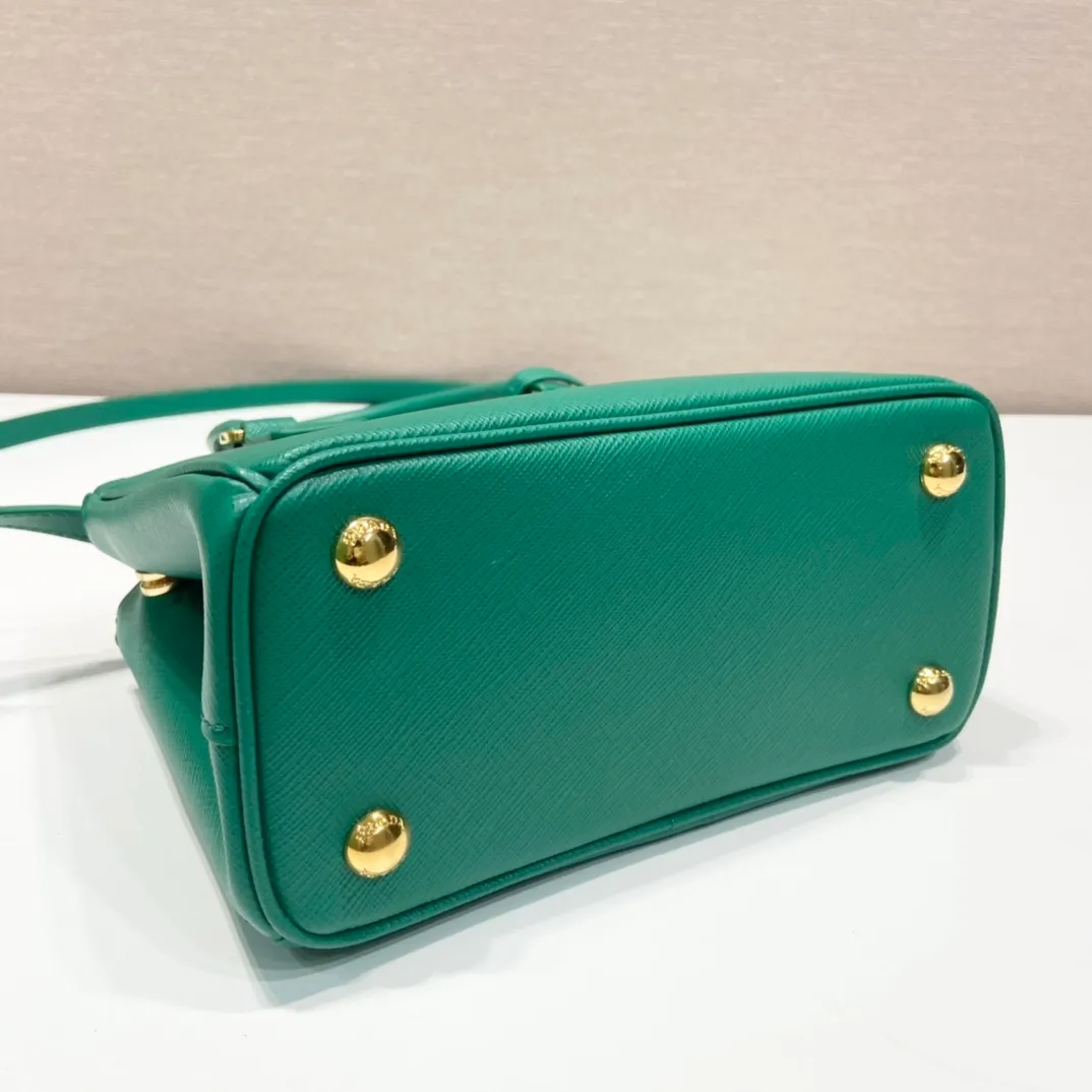 💰1700🎉Mini killer🎉1BA906, new color🎉🎉This Galleria handbag is made of iconic Saffiano leather, equipped with a detachable shoulder strap, top brushed hardware👍👍 It is a chic interpretation of classic and timeless elegance. For beauties in the current era of fashionable small bags. It’s worth owning, it can be used easily for girls’ daily travel📱💄🚗🔑, it has a large capacity, is beautiful and practical🙊🙊It is a bag that will never go out of style anytime you use it😘😘Hurry up and get it👏👏 Length 20x Height 15x Bottom 9.5cm