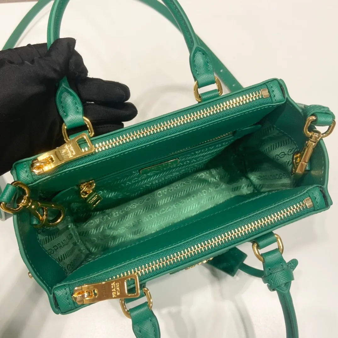 💰1700🎉Mini killer🎉1BA906, new color🎉🎉This Galleria handbag is made of iconic Saffiano leather, equipped with a detachable shoulder strap, top brushed hardware👍👍 It is a chic interpretation of classic and timeless elegance. For beauties in the current era of fashionable small bags. It’s worth owning, it can be used easily for girls’ daily travel📱💄🚗🔑, it has a large capacity, is beautiful and practical🙊🙊It is a bag that will never go out of style anytime you use it😘😘Hurry up and get it👏👏 Length 20x Height 15x Bottom 9.5cm