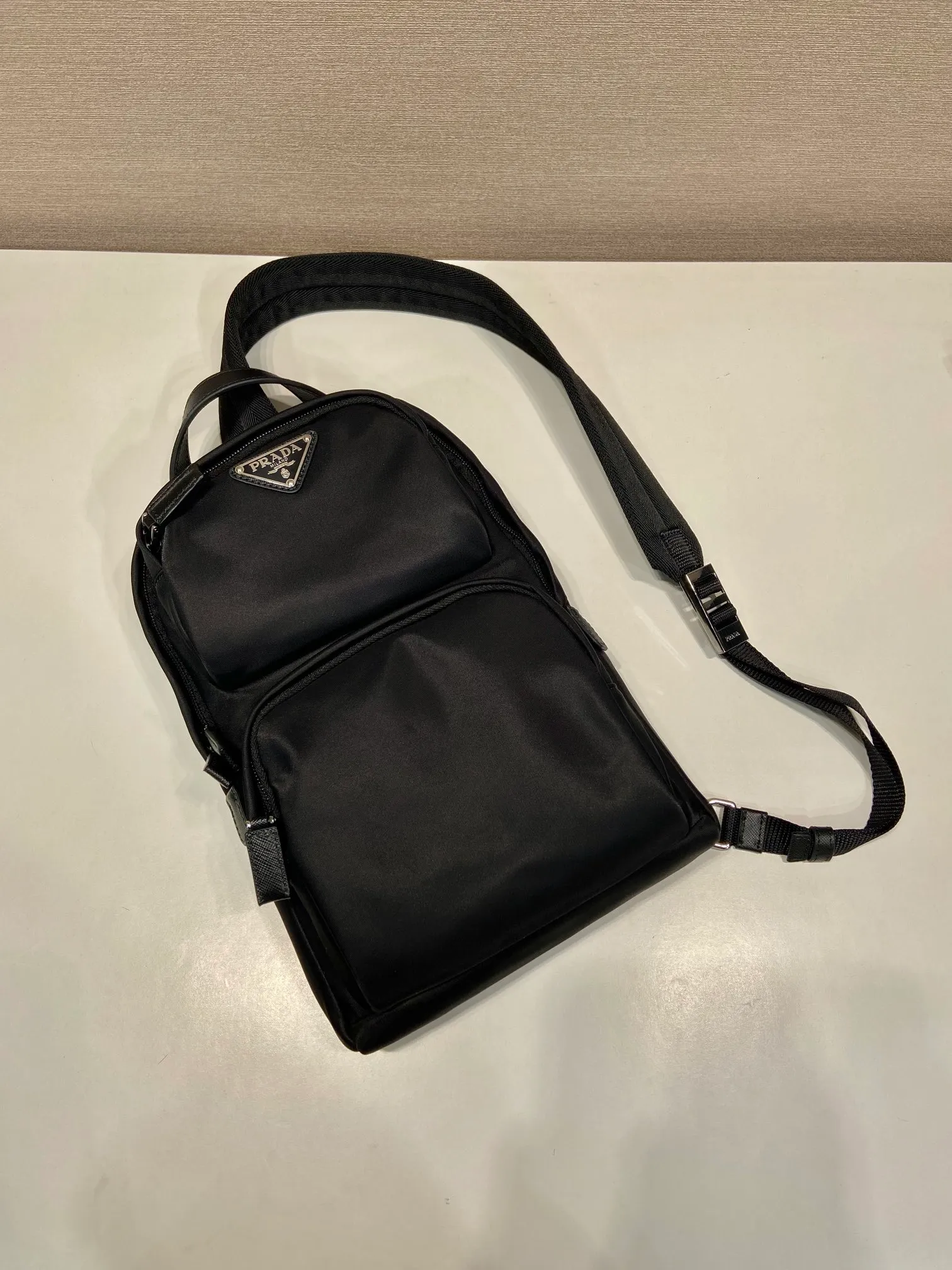💰1040🎉New Chest Bag🎉2VZ105🎉🎉 This Re-Nylon recycled nylon and Saffiano leather backpack has a modern shoulder design style, leather handles, adjustable padded nylon straps, enamel-coated metal triangle logo on the front, zipper closure, two external zippered pockets, many compartments, and practical. If you like babies, hurry up and get it. Another popular style that will never go out of style🎉🎉 Length 20x Height 31x Bottom 5cm🎉🎉🎉💰💰💰