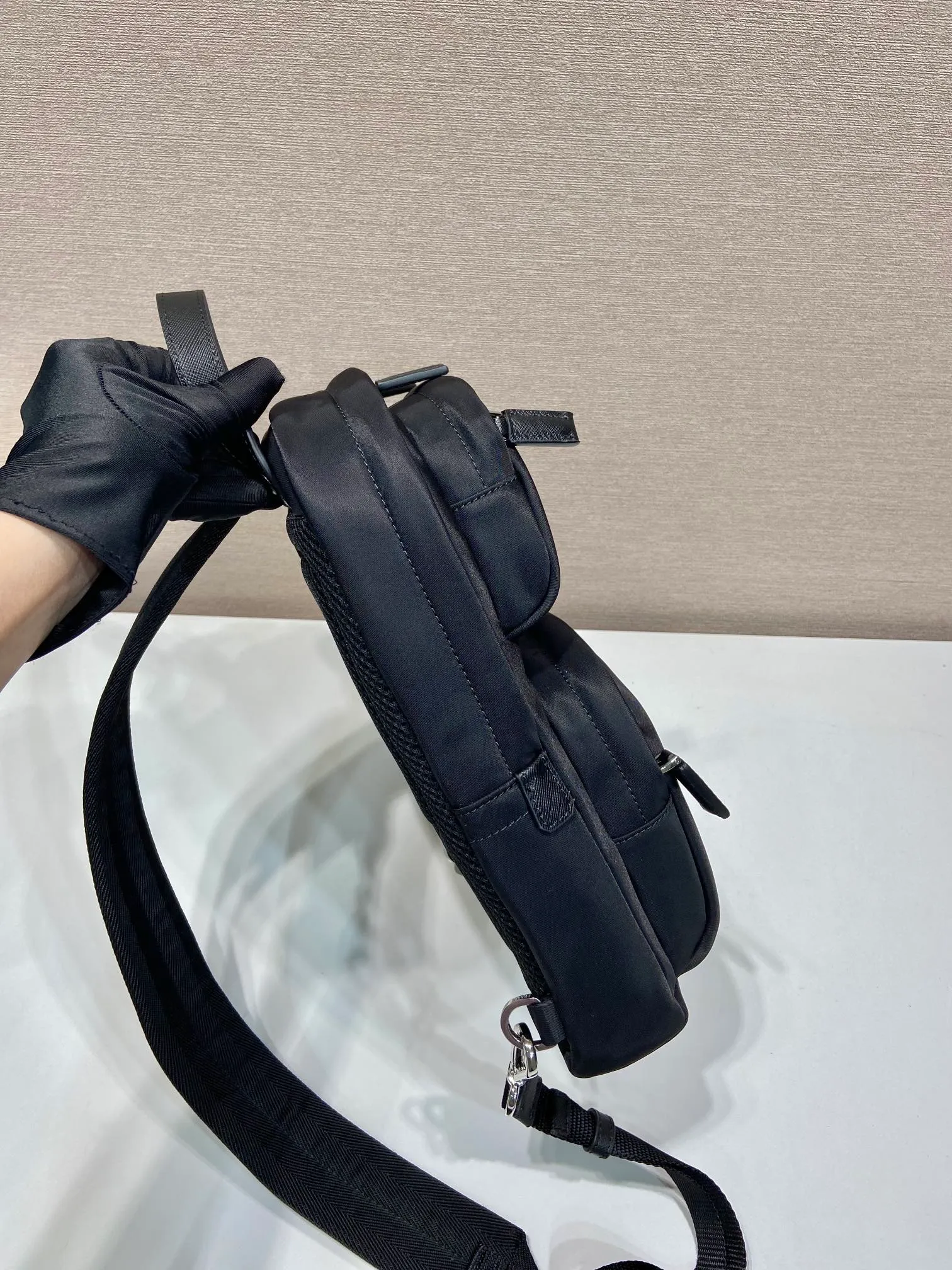 💰1040🎉New Chest Bag🎉2VZ105🎉🎉 This Re-Nylon recycled nylon and Saffiano leather backpack has a modern shoulder design style, leather handles, adjustable padded nylon straps, enamel-coated metal triangle logo on the front, zipper closure, two external zippered pockets, many compartments, and practical. If you like babies, hurry up and get it. Another popular style that will never go out of style🎉🎉 Length 20x Height 31x Bottom 5cm🎉🎉🎉💰💰💰