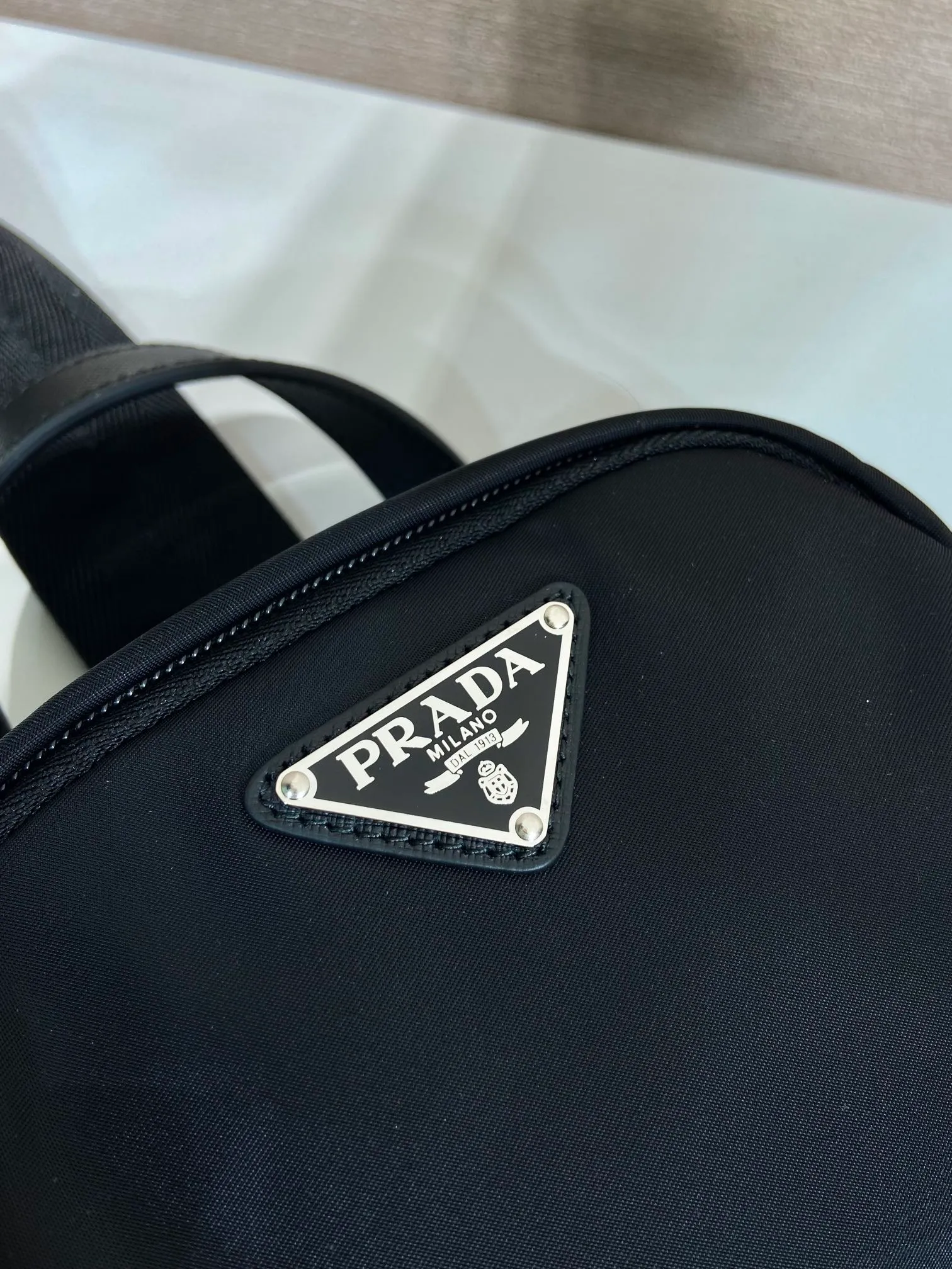 💰1040🎉New Chest Bag🎉2VZ105🎉🎉 This Re-Nylon recycled nylon and Saffiano leather backpack has a modern shoulder design style, leather handles, adjustable padded nylon straps, enamel-coated metal triangle logo on the front, zipper closure, two external zippered pockets, many compartments, and practical. If you like babies, hurry up and get it. Another popular style that will never go out of style🎉🎉 Length 20x Height 31x Bottom 5cm🎉🎉🎉💰💰💰
