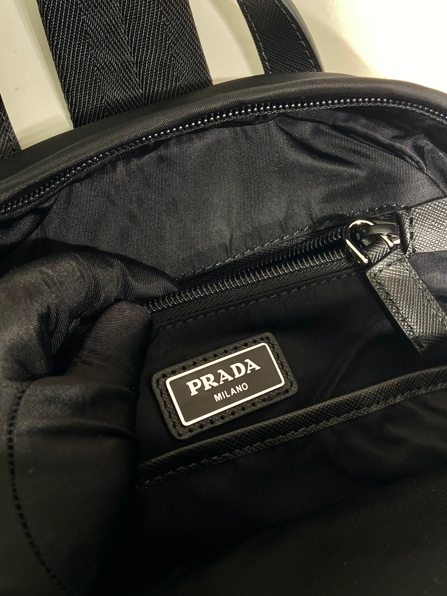 💰1040🎉New Chest Bag🎉2VZ105🎉🎉 This Re-Nylon recycled nylon and Saffiano leather backpack has a modern shoulder design style, leather handles, adjustable padded nylon straps, enamel-coated metal triangle logo on the front, zipper closure, two external zippered pockets, many compartments, and practical. If you like babies, hurry up and get it. Another popular style that will never go out of style🎉🎉 Length 20x Height 31x Bottom 5cm🎉🎉🎉💰💰💰