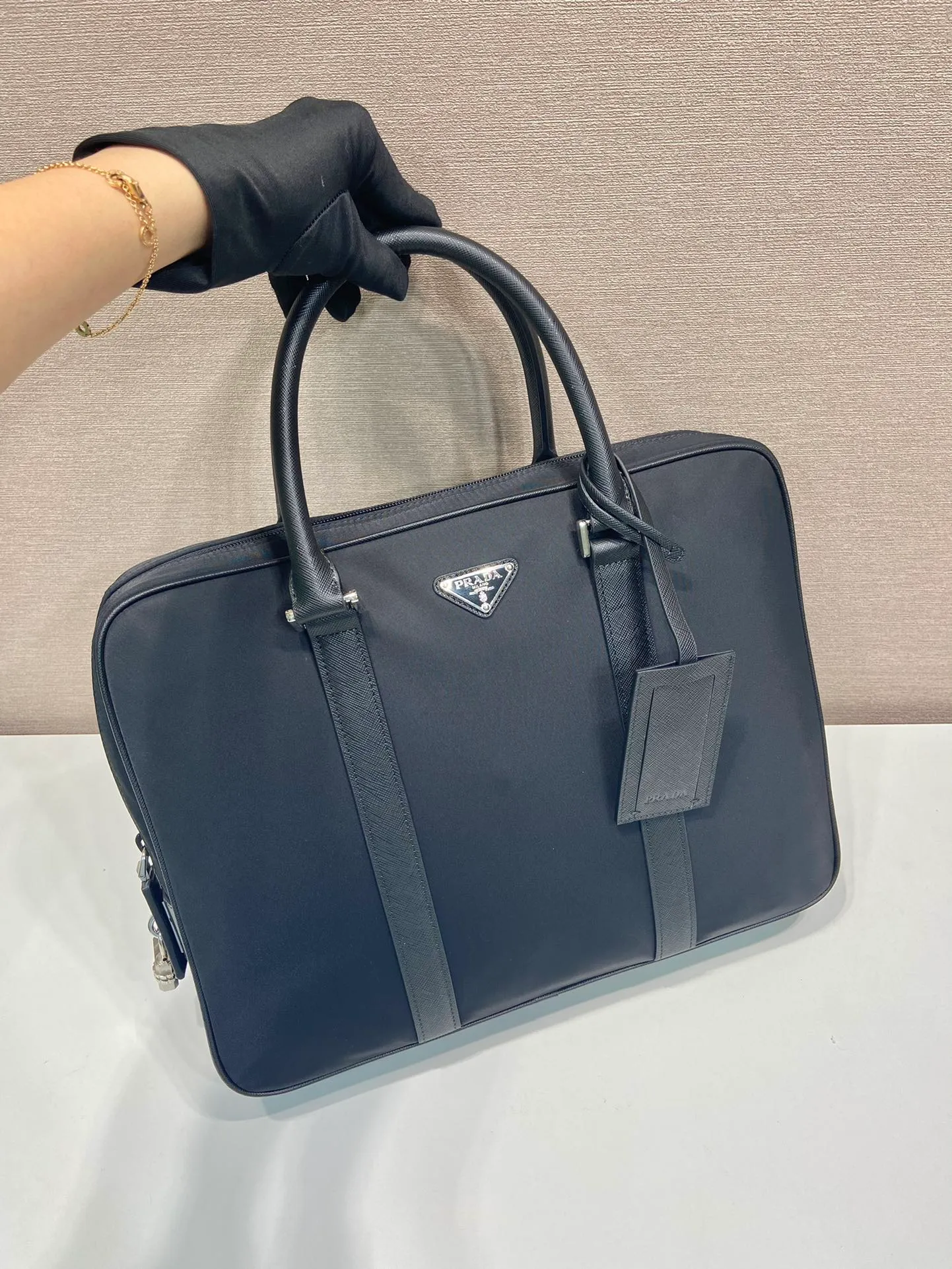 💰1320🎉Classic🔒Briefcase🎉2VE871B🎉Made of imported Saffiano cross-grain cowhide and nylon fabric, equipped with a password🔒, it can be carried by hand, looks more fashionable, simple and lightweight, the inner compartment design of this briefcase is super practical👍👍Men, hurry up and get it💪💪 Length 37x height x 28x bottom 8cm