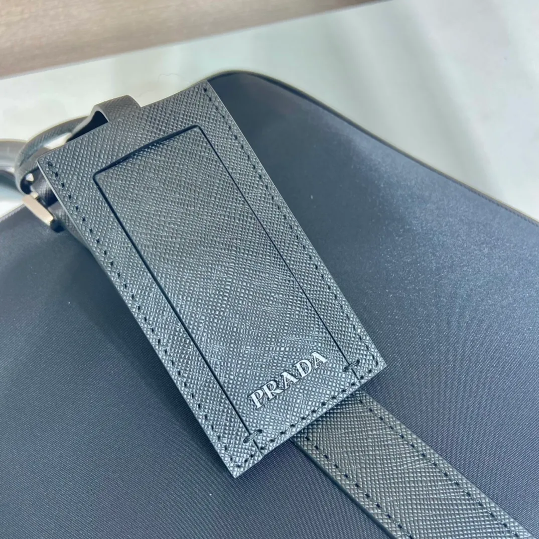 💰1320🎉Classic🔒Briefcase🎉2VE871B🎉Made of imported Saffiano cross-grain cowhide and nylon fabric, equipped with a password🔒, it can be carried by hand, looks more fashionable, simple and lightweight, the inner compartment design of this briefcase is super practical👍👍Men, hurry up and get it💪💪 Length 37x height x 28x bottom 8cm