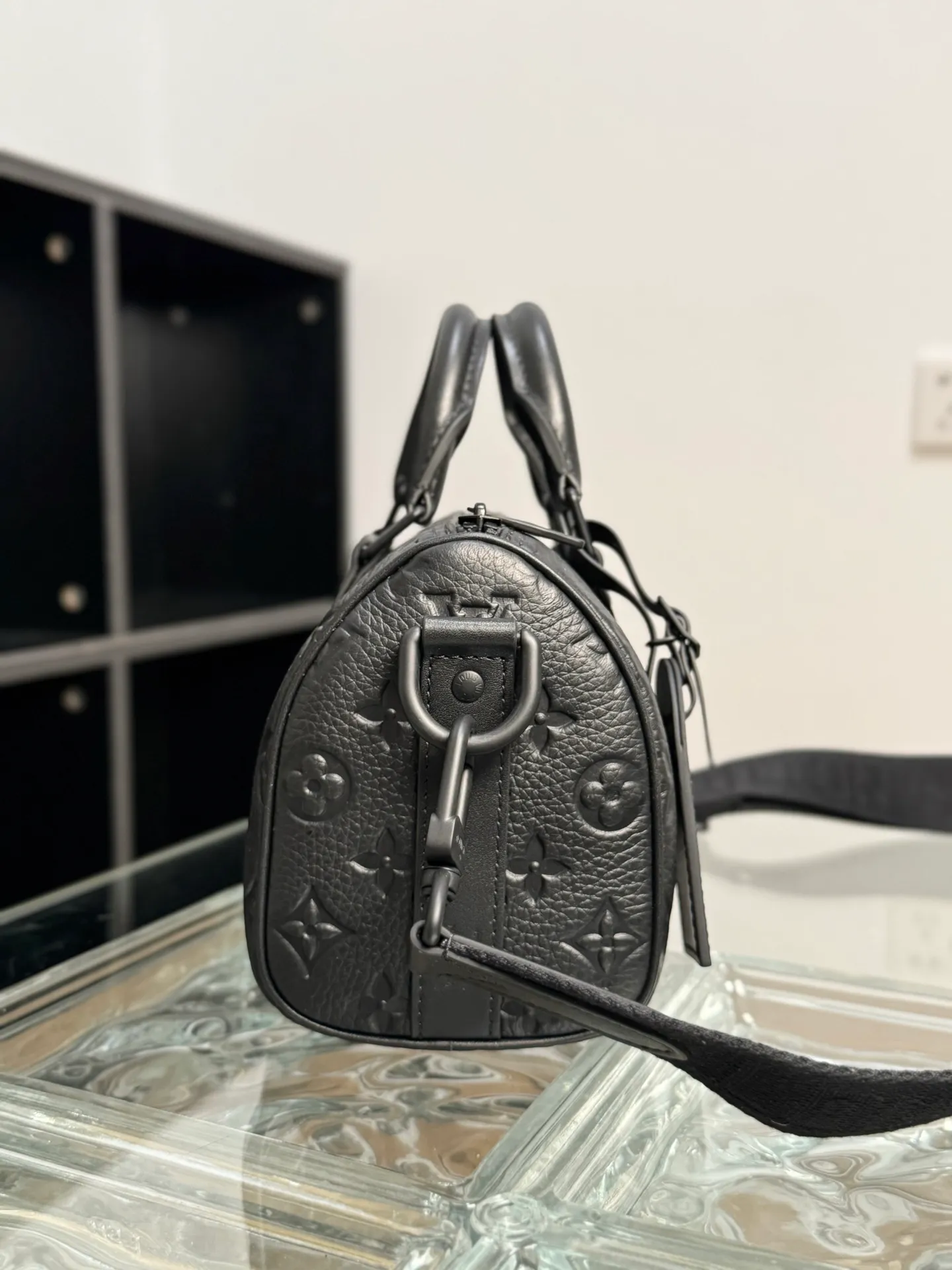 P¥1200👉nfc163C01 dynamic chip version👈 [100% MB special grade, all steel hardware, original leather] The mini version of the keepall series reproduces new ideas. Taurillon monogram cow leather creates a classic structure, reinforced side straps and removable leather nameplates continue the iconic elements, with double handles and shoulder straps, providing an excellent choice for urban elites. taurillon monogram embossed cowhide check, cowhide leather trim, fabric lining, metal hardware, zipper closure, large main compartment, interior patch pocket, removable name tag, removable and adjustable shoulder strap! ! Model: m20900; Size: 25x15x11cm