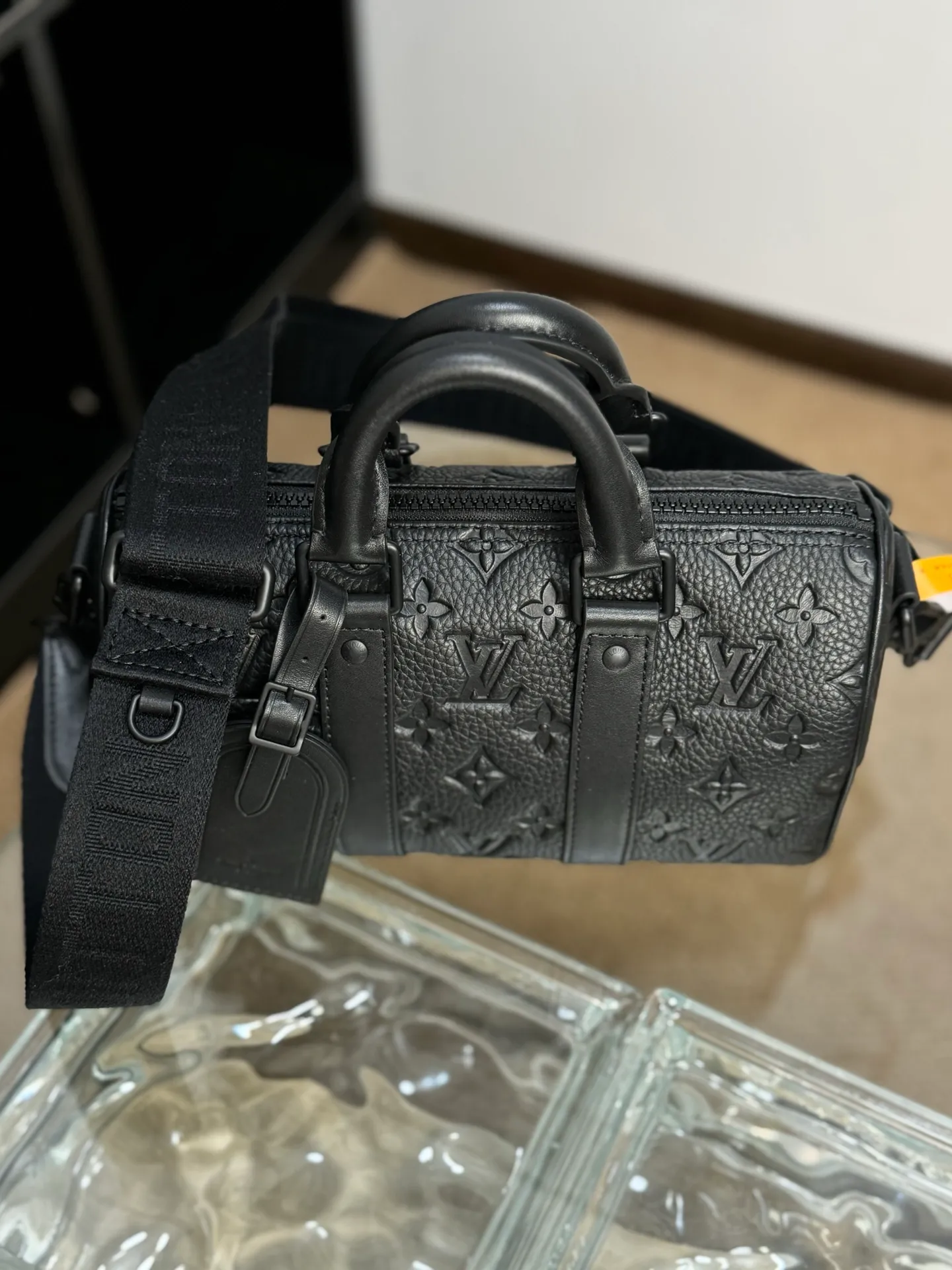 P¥1200👉nfc163C01 dynamic chip version👈 [100% MB special grade, all steel hardware, original leather] The mini version of the keepall series reproduces new ideas. Taurillon monogram cow leather creates a classic structure, reinforced side straps and removable leather nameplates continue the iconic elements, with double handles and shoulder straps, providing an excellent choice for urban elites. taurillon monogram embossed cowhide check, cowhide leather trim, fabric lining, metal hardware, zipper closure, large main compartment, interior patch pocket, removable name tag, removable and adjustable shoulder strap! ! Model: m20900; Size: 25x15x11cm