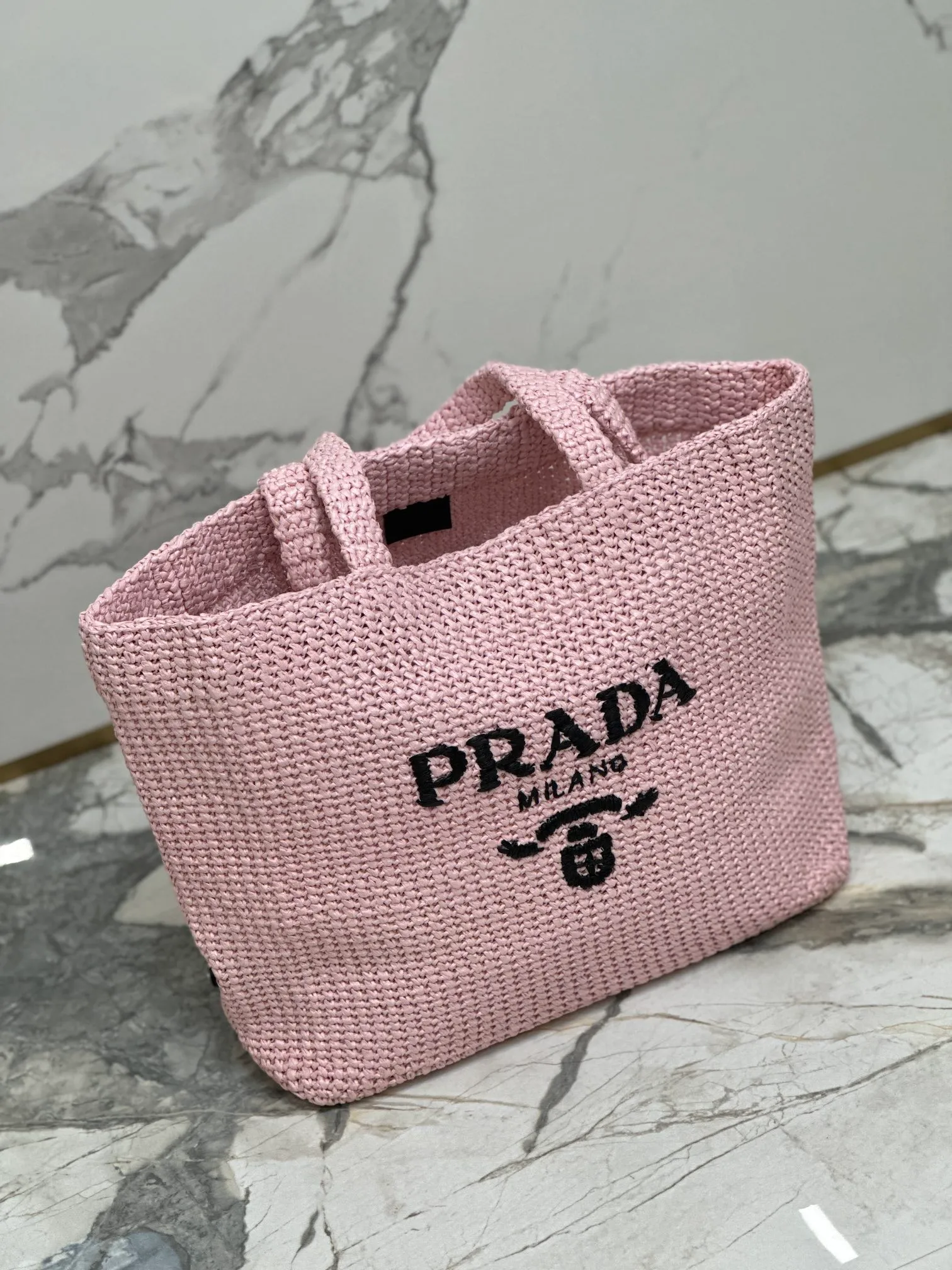 💰1900🌟Woven Tote Bag (Large Size) This tote bag is made of lightweight natural raffia fiber that is full of summer style. The soft deconstructed design gives the bag a unique modern charm. The iconic Prada lettering logo embroidery on the front subtly embellishes the silhouette. The striped pattern adds a contrasting element. So summery! Very versatile for everyday use. Size: length 40cm×height 34×width 15cm Style number: 1BG392