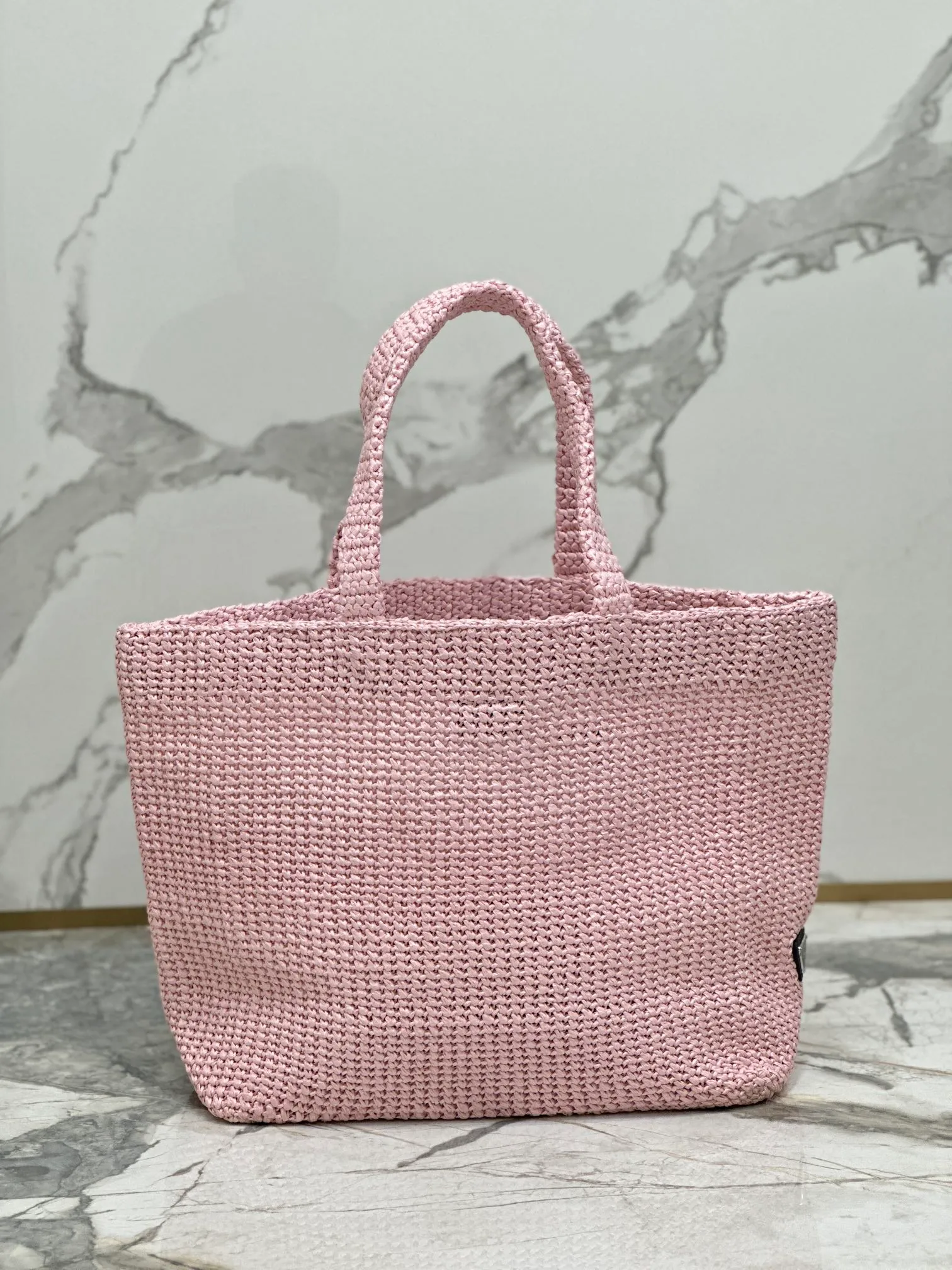 💰1900🌟Woven Tote Bag (Large Size) This tote bag is made of lightweight natural raffia fiber that is full of summer style. The soft deconstructed design gives the bag a unique modern charm. The iconic Prada lettering logo embroidery on the front subtly embellishes the silhouette. The striped pattern adds a contrasting element. So summery! Very versatile for everyday use. Size: length 40cm×height 34×width 15cm Style number: 1BG392