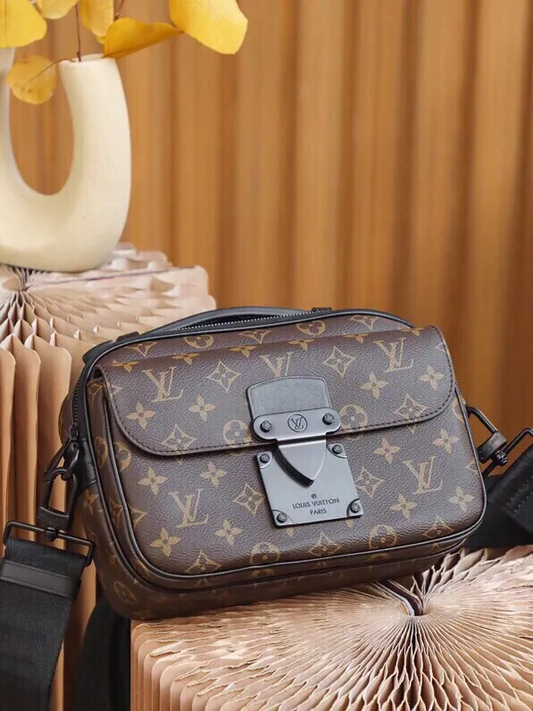 P¥940👉nfc dynamic chip version👈【Top original order, all steel hardware】𝐒 𝐋𝐎𝐂𝐊 Messenger bag m45806 French original leather🇫🇷Pure steel hardware Size: 22*18*8cm A hard-to-find messenger bag, tailor-made for men. The upper body effect is both explosive and very comfortable. It matches with different styles of daily wardrobe. It is super beautiful and grand. It seems low-key and not eye-catching, but the visual effect on the back will make your eyes shine! The capacity is also adequate, making it your first choice for daily travel, a strong hit!