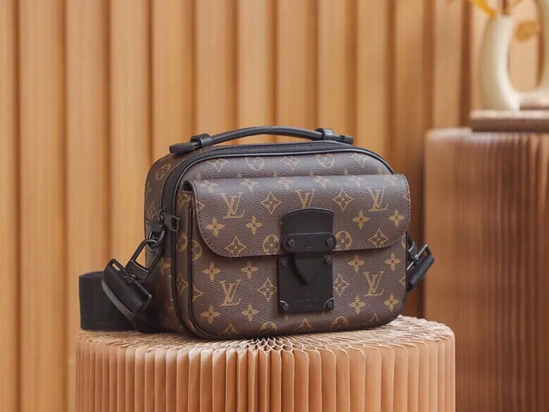 P¥940👉nfc dynamic chip version👈【Top original order, all steel hardware】𝐒 𝐋𝐎𝐂𝐊 Messenger bag m45806 French original leather🇫🇷Pure steel hardware Size: 22*18*8cm A hard-to-find messenger bag, tailor-made for men. The upper body effect is both explosive and very comfortable. It matches with different styles of daily wardrobe. It is super beautiful and grand. It seems low-key and not eye-catching, but the visual effect on the back will make your eyes shine! The capacity is also adequate, making it your first choice for daily travel, a strong hit!