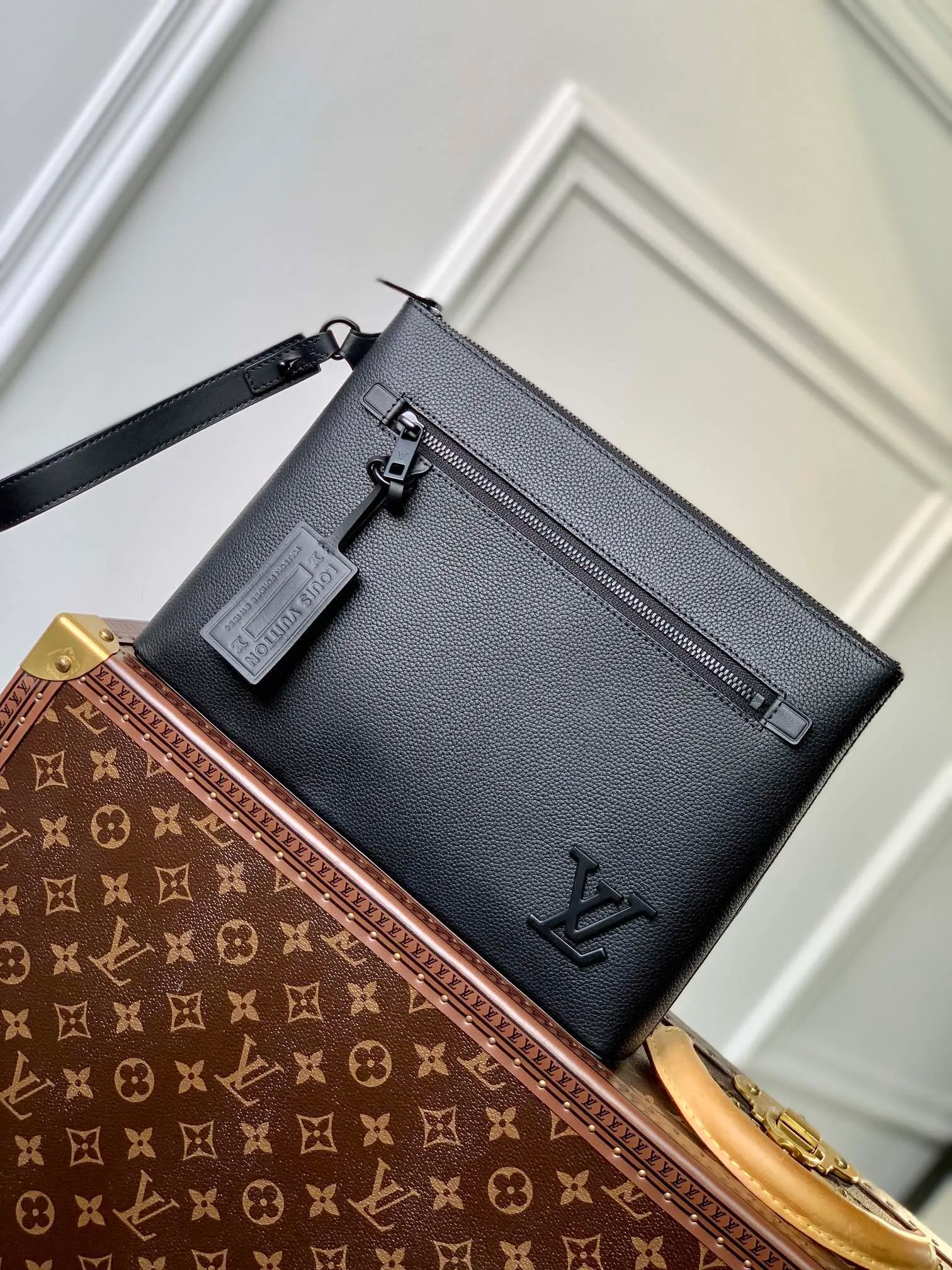 P¥520👉nfc163C01 dynamic chip version👈【Top-grade original overseas genuine cowhide】m69837 aerogram ipad protective case releases trendy style with restrained design. The soft and delicate calfskin is like old-fashioned aviation letterhead. The metal "Donkeyjia" letters and customizable labels reveal classic heritage. Elements such as the detachable leather wristband upgrade the functionality. Dimensions: 30 x 22 x 5cm with gift box