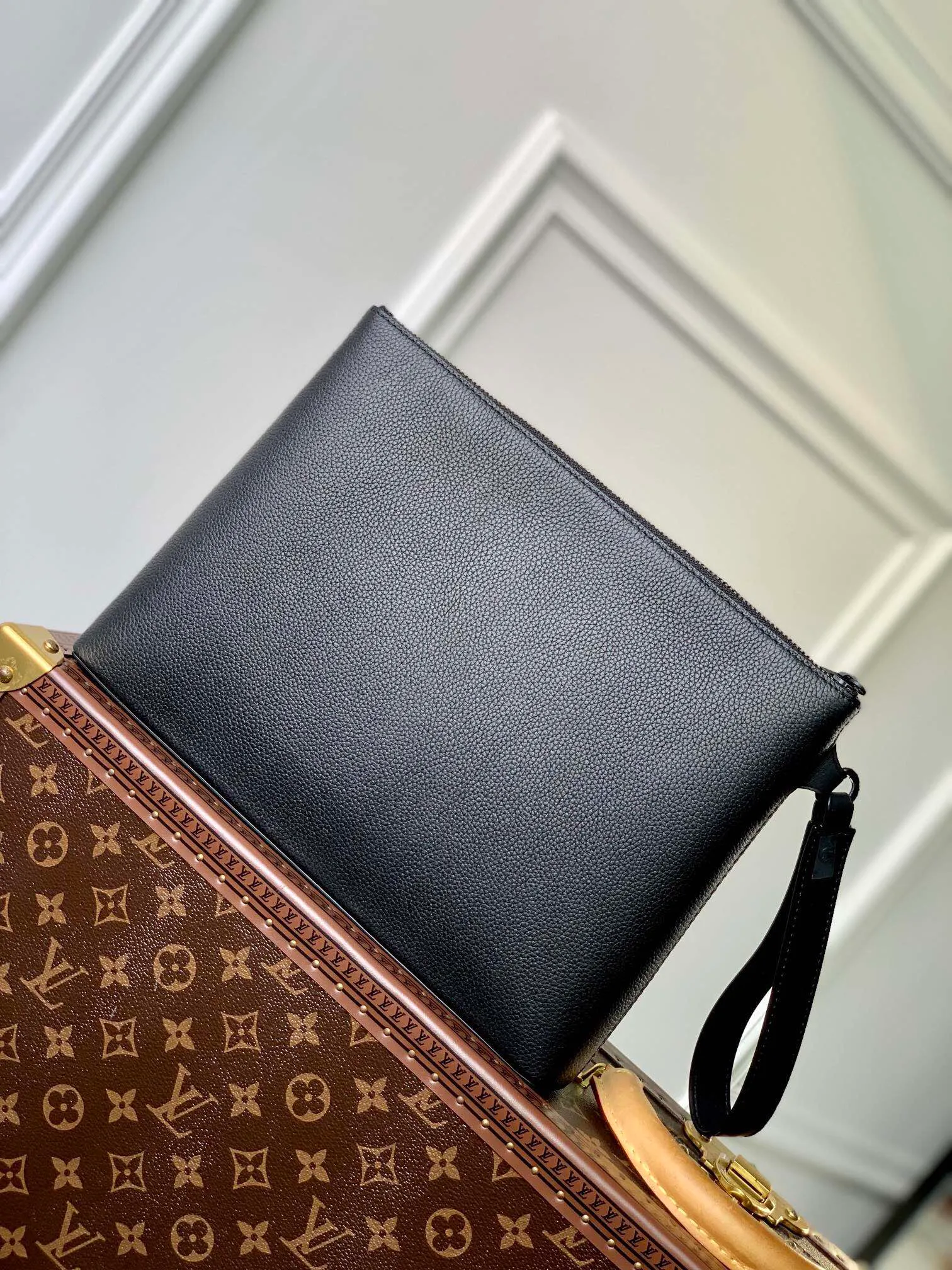 P¥520👉nfc163C01 dynamic chip version👈【Top-grade original overseas genuine cowhide】m69837 aerogram ipad protective case releases trendy style with restrained design. The soft and delicate calfskin is like old-fashioned aviation letterhead. The metal "Donkeyjia" letters and customizable labels reveal classic heritage. Elements such as the detachable leather wristband upgrade the functionality. Dimensions: 30 x 22 x 5cm with gift box