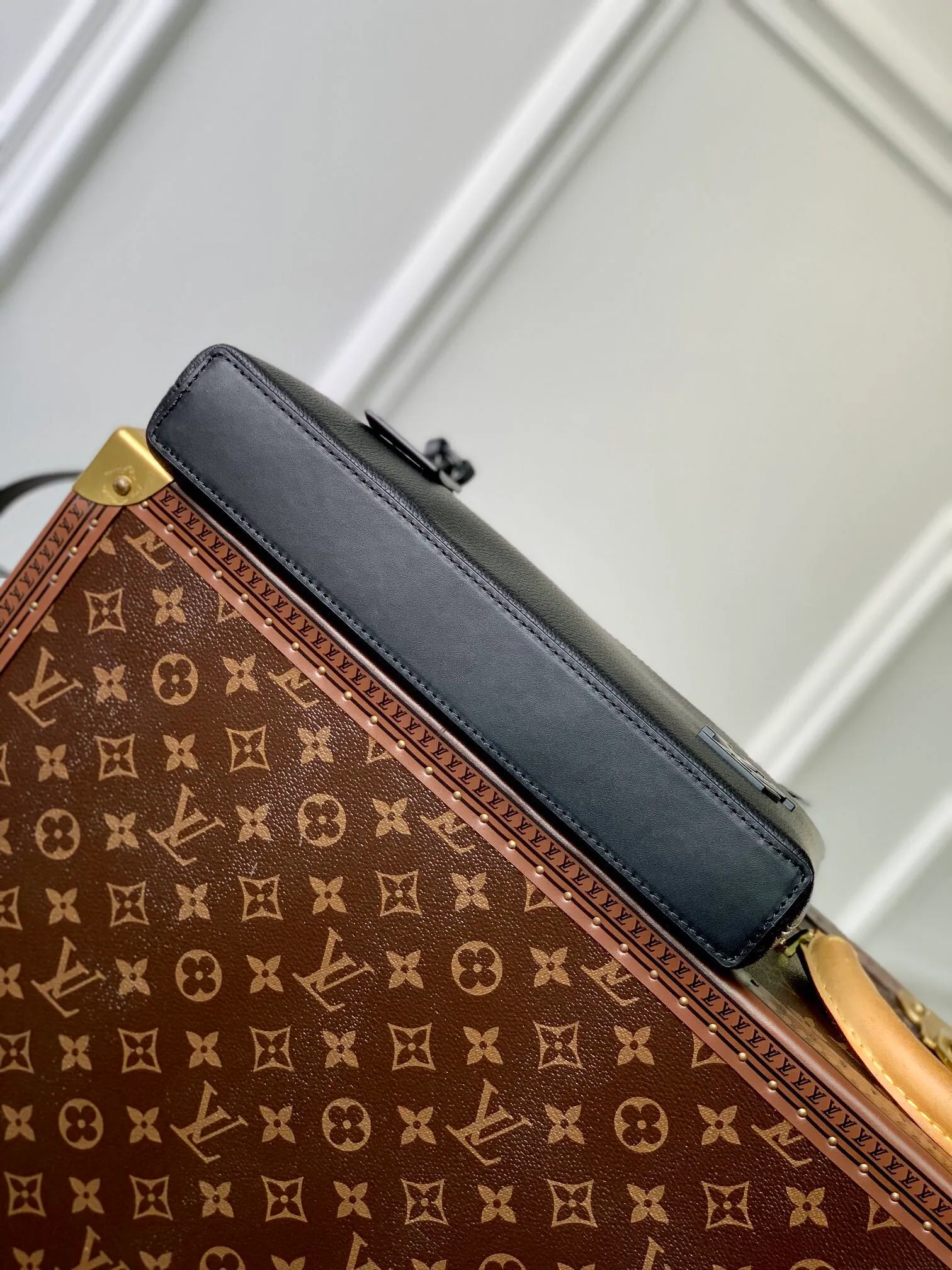 P¥520👉nfc163C01 dynamic chip version👈【Top-grade original overseas genuine cowhide】m69837 aerogram ipad protective case releases trendy style with restrained design. The soft and delicate calfskin is like old-fashioned aviation letterhead. The metal "Donkeyjia" letters and customizable labels reveal classic heritage. Elements such as the detachable leather wristband upgrade the functionality. Dimensions: 30 x 22 x 5cm with gift box