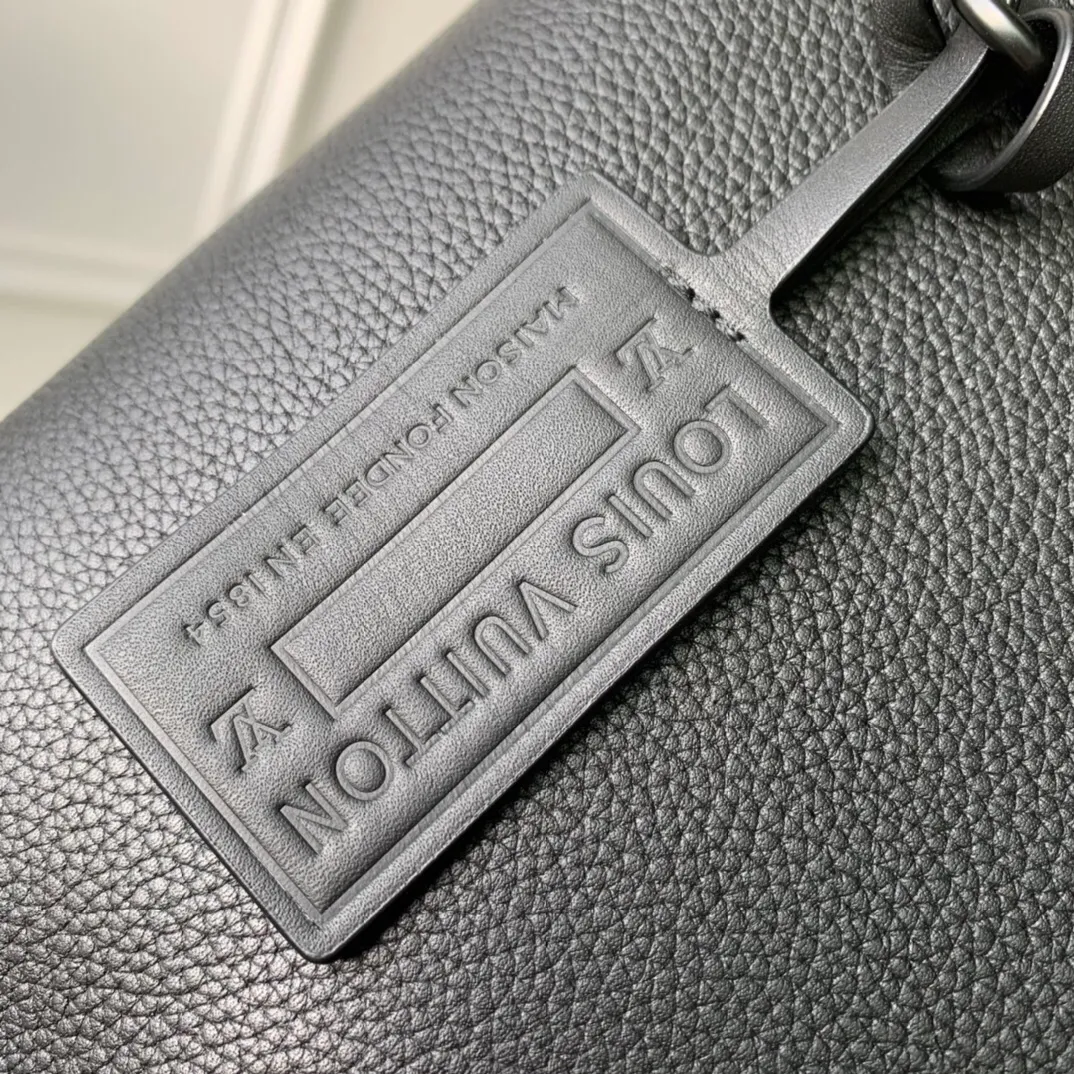 P¥520👉nfc163C01 dynamic chip version👈【Top-grade original overseas genuine cowhide】m69837 aerogram ipad protective case releases trendy style with restrained design. The soft and delicate calfskin is like old-fashioned aviation letterhead. The metal "Donkeyjia" letters and customizable labels reveal classic heritage. Elements such as the detachable leather wristband upgrade the functionality. Dimensions: 30 x 22 x 5cm with gift box