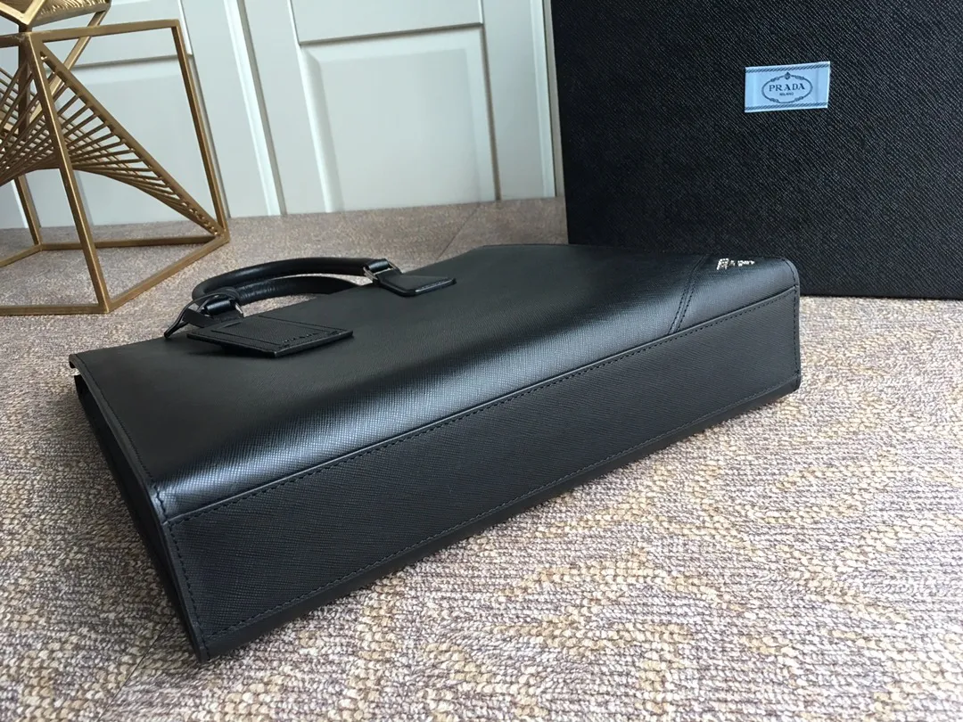💰1900, P's men's bag has a new style, 1079 jiao mark portable model, synchronized with counters, top quality, 175 OEM code, hurry up if you want it, length 34X height 35.5cm