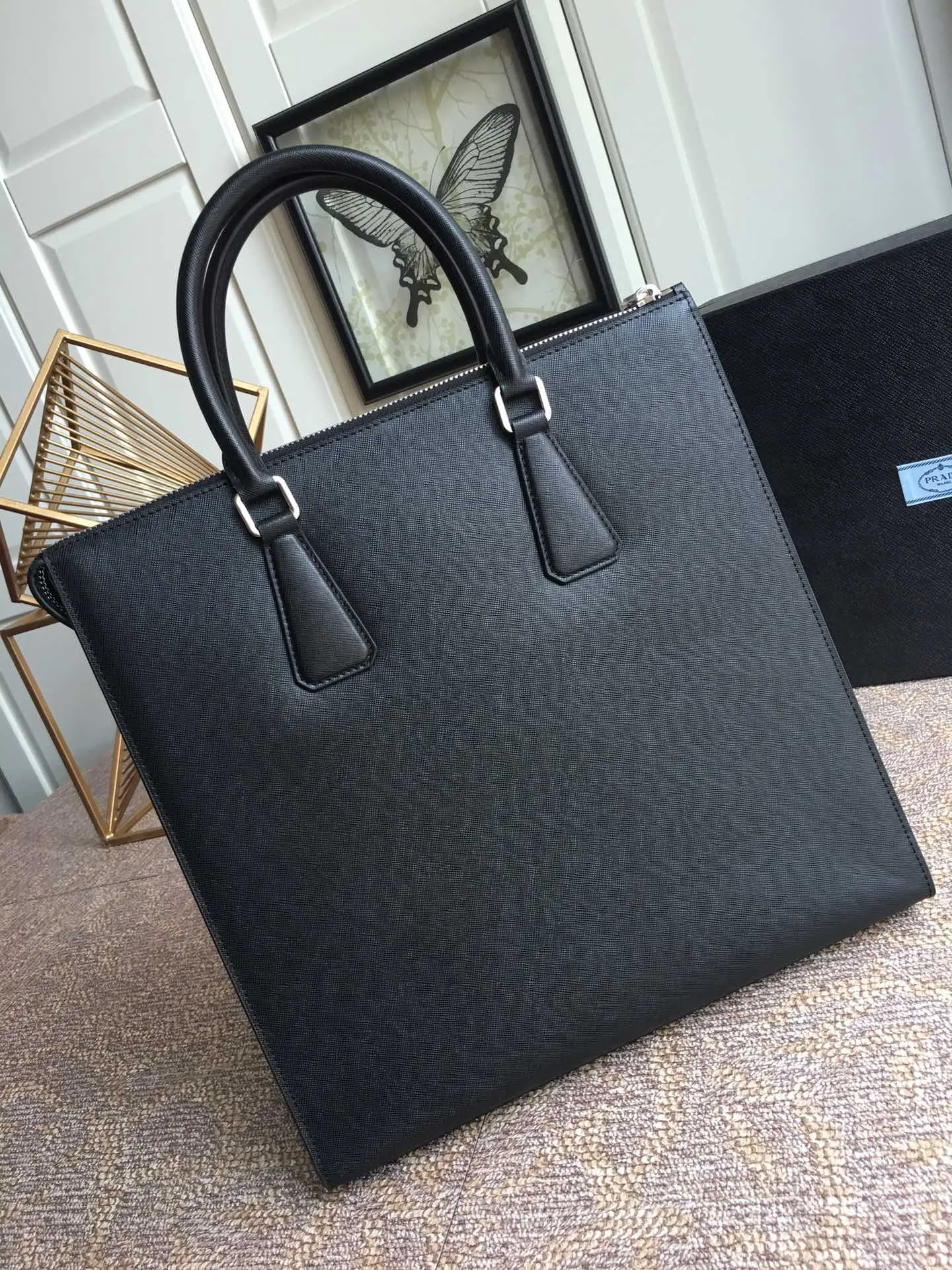 💰1900, P's men's bag has a new style, 1079 jiao mark portable model, synchronized with counters, top quality, 175 OEM code, hurry up if you want it, length 34X height 35.5cm