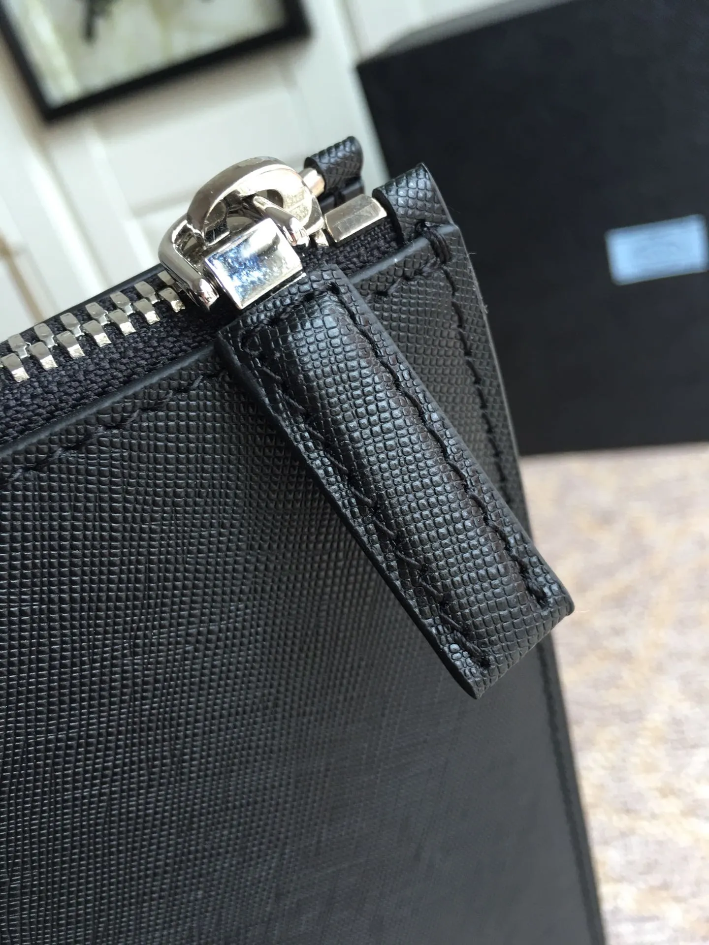 💰1900, P's men's bag has a new style, 1079 jiao mark portable model, synchronized with counters, top quality, 175 OEM code, hurry up if you want it, length 34X height 35.5cm