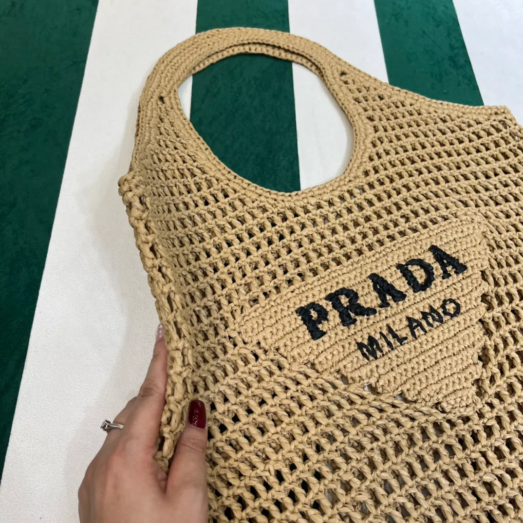 💰1360{Apricot｝🏝 Prad* new hollow straw tote! Full of artistic atmosphere ~ The raffia weave is very solid and has a great texture. ♡ It can be paired with personal clothes every day. The natural style design makes it seem like it can breathe💭 If you like the baby, quickly add it to the harem. Carry an exclusive style that will not go out of style for several years🌱1BG424 Size: Height 45x Width 51cm