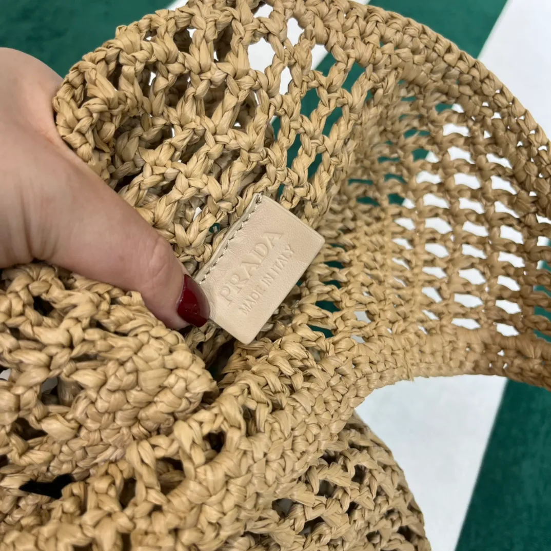 💰1360{Apricot｝🏝 Prad* new hollow straw tote! Full of artistic atmosphere ~ The raffia weave is very solid and has a great texture. ♡ It can be paired with personal clothes every day. The natural style design makes it seem like it can breathe💭 If you like the baby, quickly add it to the harem. Carry an exclusive style that will not go out of style for several years🌱1BG424 Size: Height 45x Width 51cm