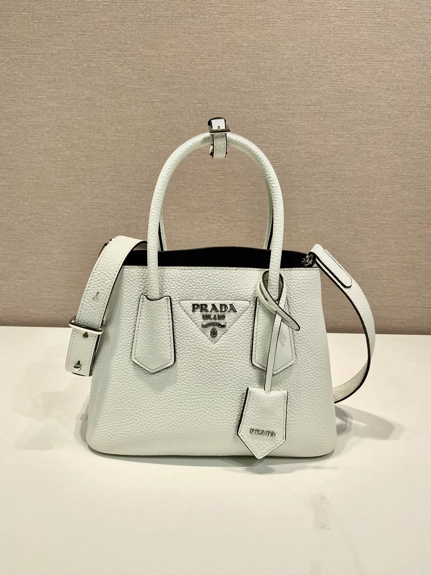 💰 1900 🎉New shopping bag🎉1BG443 deerskin pattern🎉🎉 This Double handbag is presented in a novel mini version, combining functionality and exquisite style. It is made of imported cowhide and deerskin texture new material, with imported lambskin inside. It feels super soft, top-grade hardware, and the detachable shoulder strap is suitable for shoulder or cross-body wear. Simple and elegant, if you like babies, hurry up and get it🎉🎉 Length 25x Height 18.5x Bottom 12.5cm