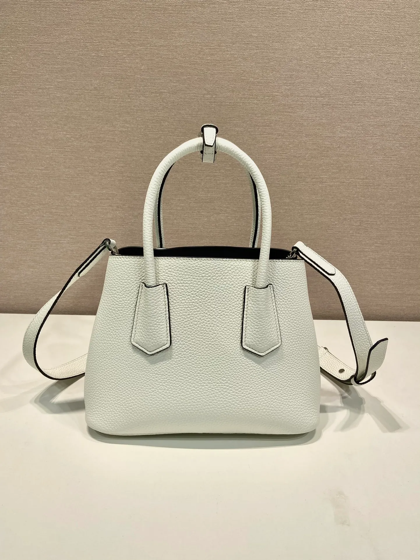 💰 1900 🎉New shopping bag🎉1BG443 deerskin pattern🎉🎉 This Double handbag is presented in a novel mini version, combining functionality and exquisite style. It is made of imported cowhide and deerskin texture new material, with imported lambskin inside. It feels super soft, top-grade hardware, and the detachable shoulder strap is suitable for shoulder or cross-body wear. Simple and elegant, if you like babies, hurry up and get it🎉🎉 Length 25x Height 18.5x Bottom 12.5cm