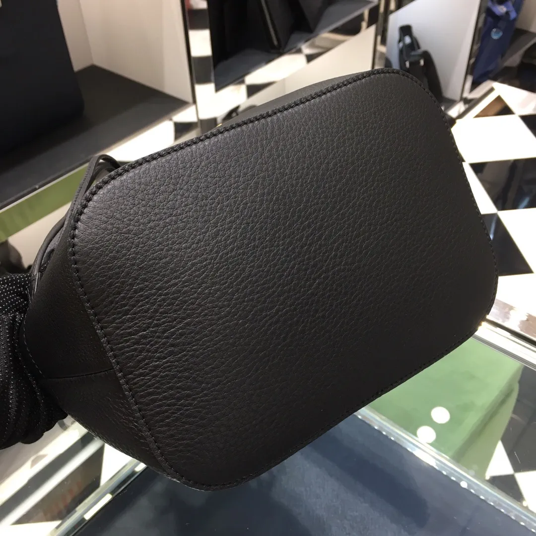 💰1660, P family has another popular bucket bag👏🏻👏🏻1BE018, the latest/most popular bucket bag🤙🤙Made of imported calfskin deerskin grain material, leather handle/2 replacement shoulder straps👏🏻👏🏻Detachable and adjustable colorful fabric shoulder straps, equipped with leather shoulder pads, metal lettering logo The top is decorated with a leather drawstring and is lined with a logo. There is a leather pocket inside, a large capacity and beautiful style🙋🏻🙋🏻, length 21x height 25x bottom 15cm.🤙