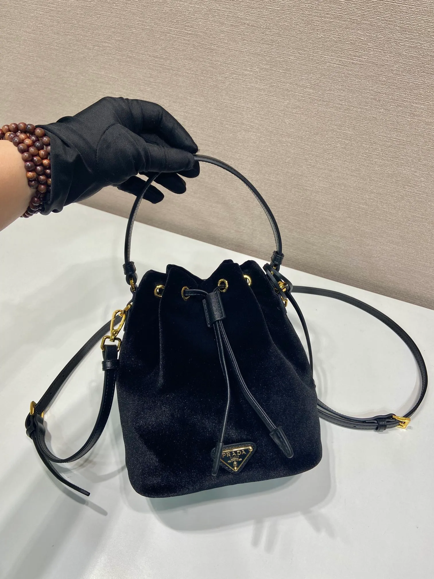 💰960🎉Velvet bucket bag🎉1BE067 velvet🎉🎉 This bucket bag is made of imported velvet fabric and top-grade gold hardware, which carries the brand’s original and unique expression of extraordinary beauty. Comes with a detachable and adjustable long leather shoulder strap and leather keychain. Large capacity, light and practical🎉🎉Another popular style that will never go out of style🎉 Length 15.5x Height 19.5x Bottom 10cm