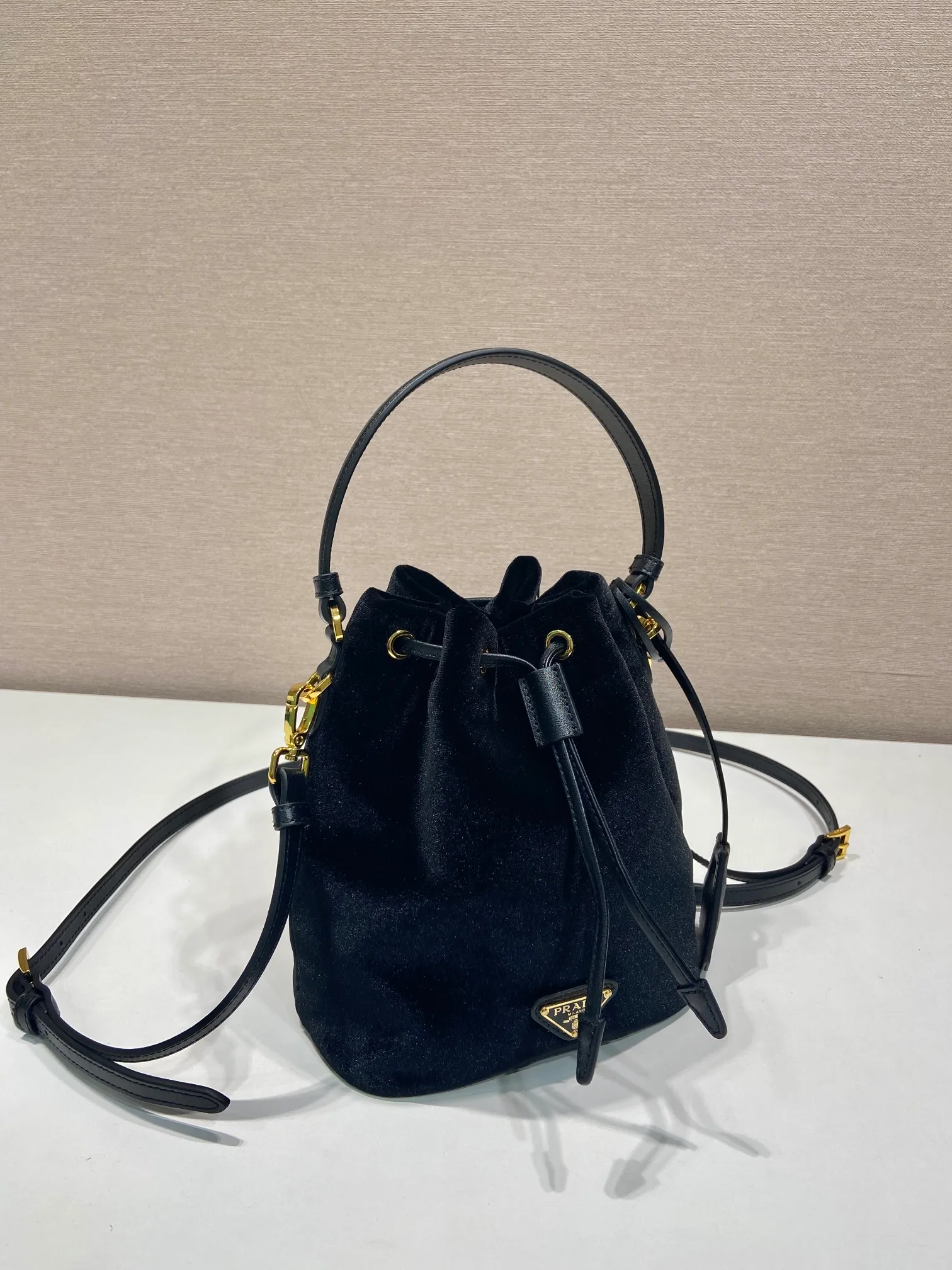 💰960🎉Velvet bucket bag🎉1BE067 velvet🎉🎉 This bucket bag is made of imported velvet fabric and top-grade gold hardware, which carries the brand’s original and unique expression of extraordinary beauty. Comes with a detachable and adjustable long leather shoulder strap and leather keychain. Large capacity, light and practical🎉🎉Another popular style that will never go out of style🎉 Length 15.5x Height 19.5x Bottom 10cm