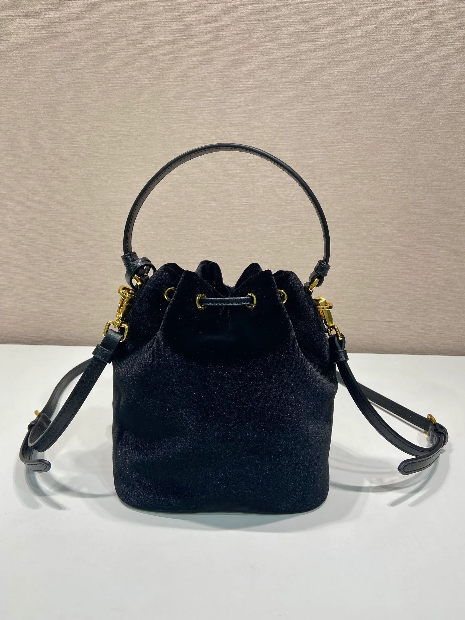 💰960🎉Velvet bucket bag🎉1BE067 velvet🎉🎉 This bucket bag is made of imported velvet fabric and top-grade gold hardware, which carries the brand’s original and unique expression of extraordinary beauty. Comes with a detachable and adjustable long leather shoulder strap and leather keychain. Large capacity, light and practical🎉🎉Another popular style that will never go out of style🎉 Length 15.5x Height 19.5x Bottom 10cm