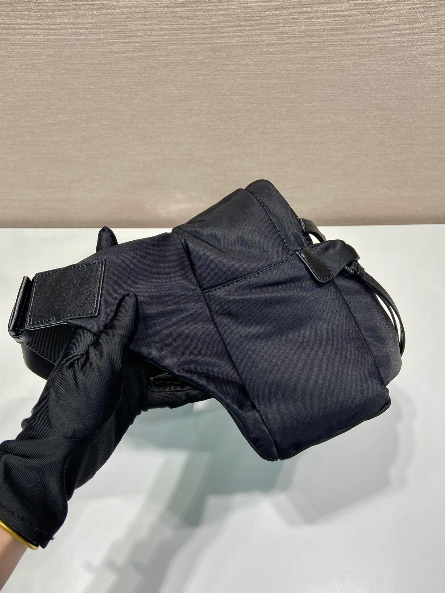 💰1060🎉New style🎉2VH038B messenger bag👏🏻👏🏻 This messenger bag is made of imported nylon fabric, with an internal logo plate and an external triangular enamel logo on the front. It has an adjustable fabric shoulder strap, a main zipper compartment, a front pocket and an inner zipper pocket. It is low-key, luxurious and versatile.