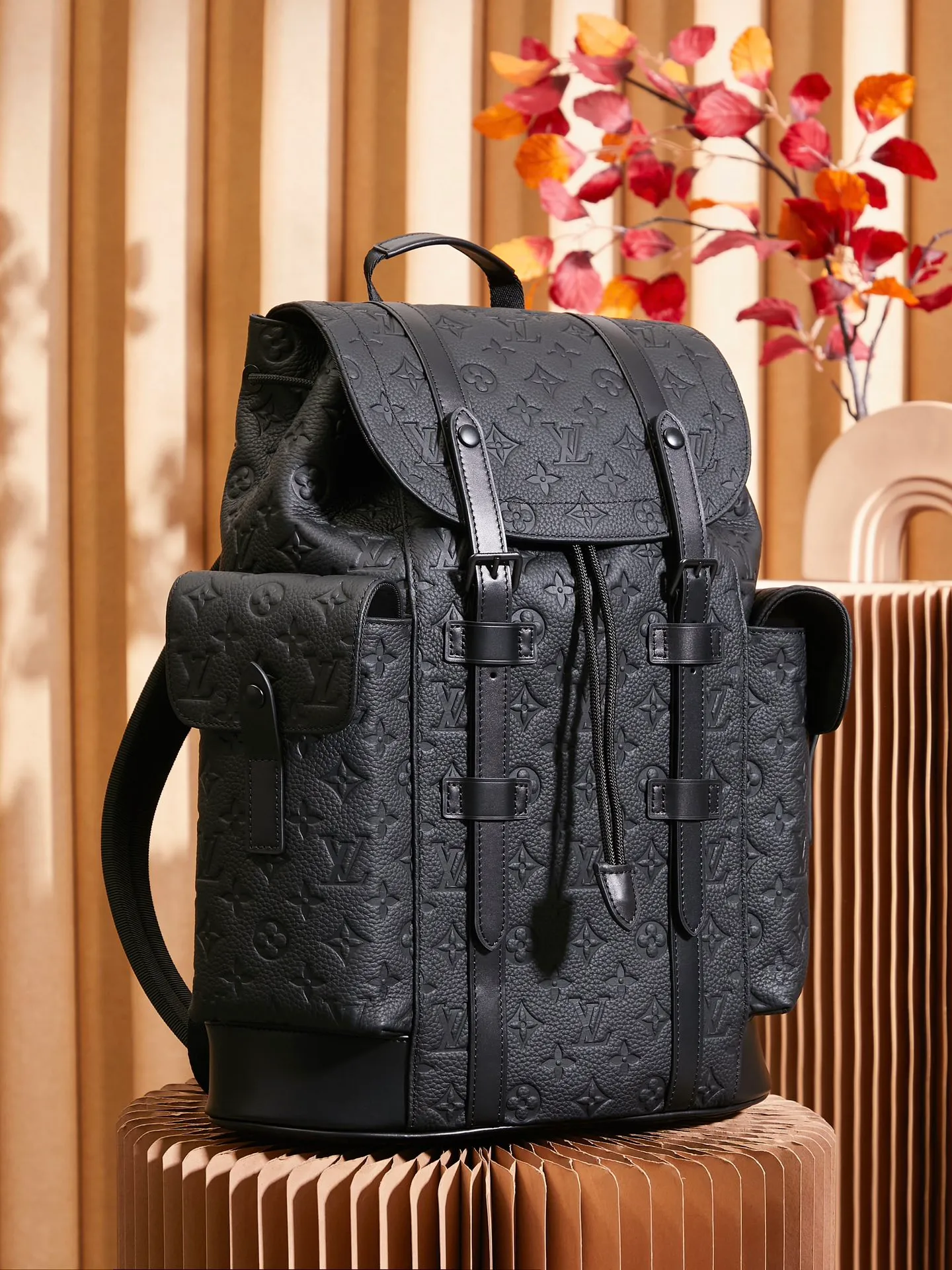 P¥1360👉nfc163C01 dynamic chip version👈【Top inspection-free all-steel hardware】Christopher medium backpack M55699 is made of Taurillon leather with embossed Monogram pattern. It has a moderate capacity and combines outer pockets and functional inner pockets, with leather shoulder straps and matte metal parts. Drawstring and snap closure securely keep your belongings safe. 38 x 44 x 12.5 cm (length x height x width)