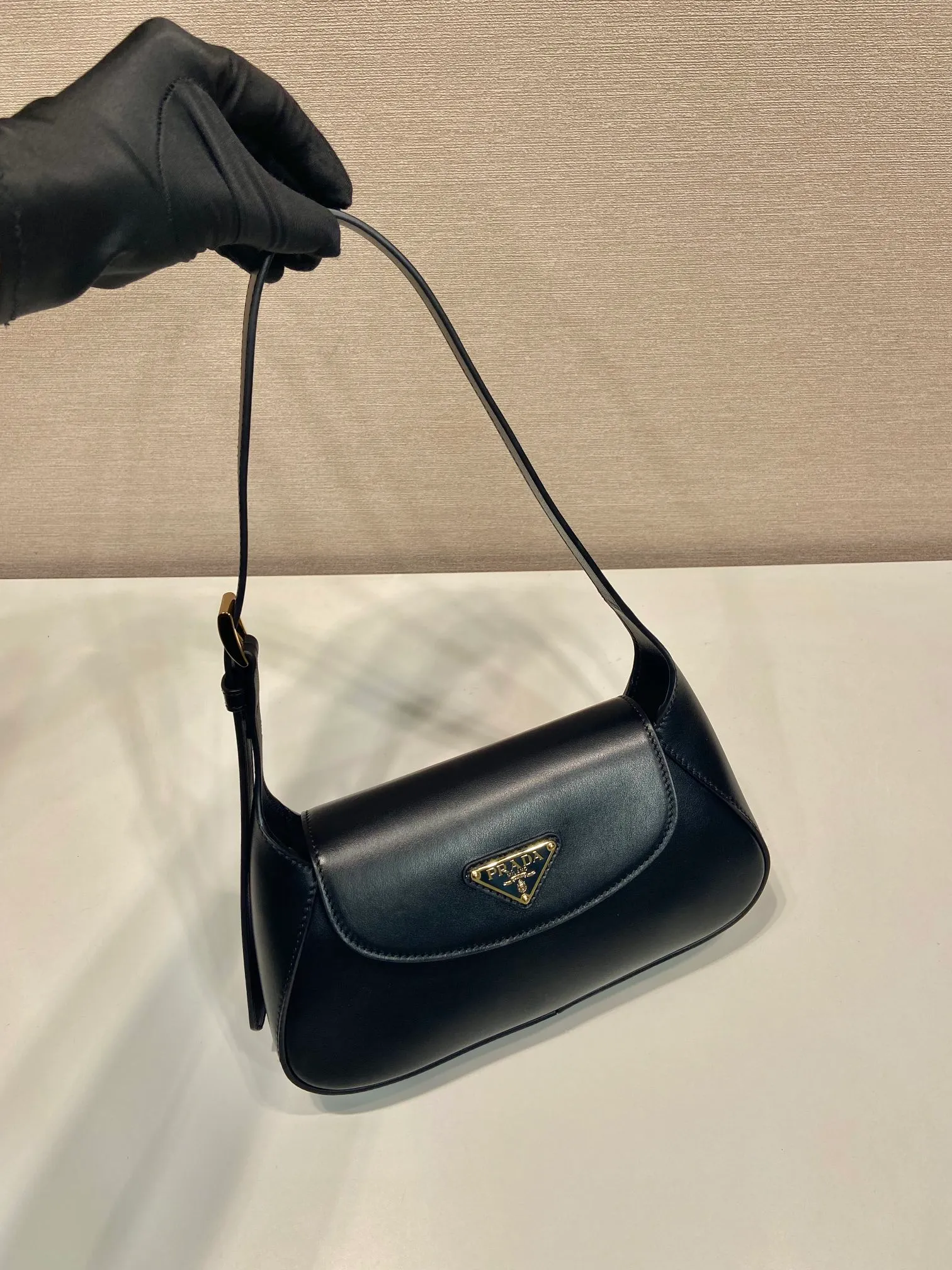 💰1500🎉New Shoulder Bag🎉1BD358🎉🎉 This modern and sophisticated leather handbag showcases superior craftsmanship with exquisite details and smooth aesthetic construction. It has simple lines and compact shape. It is equipped with Nappa leather lining and elegant adjustable handles. It is equipped with a magnetic cover and large capacity. It is simple and elegant. Babies, hurry up and get it🎉🎉 Width: 25cm Length: 5.5cm