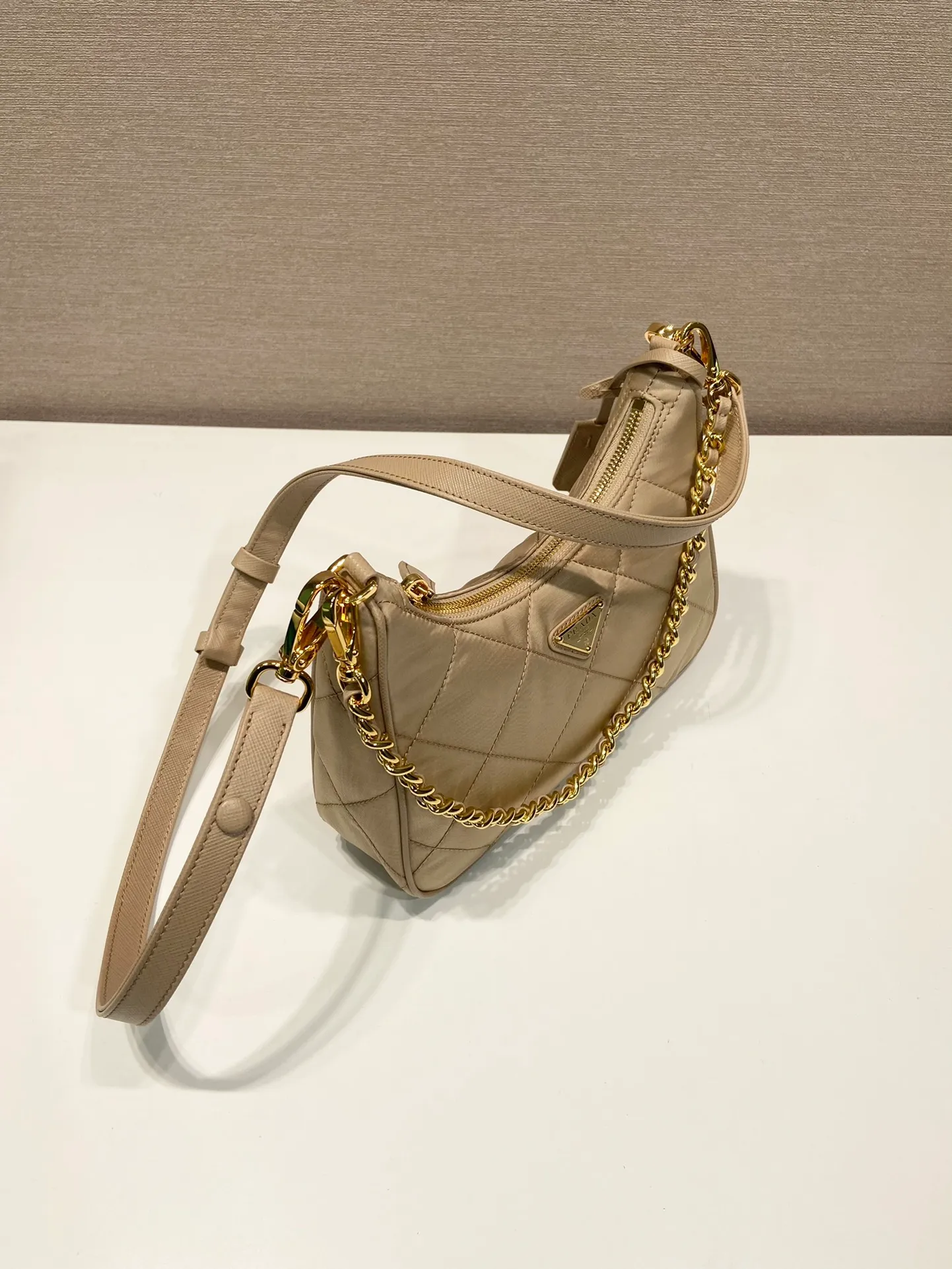💰1000🎉Embroidered plaid Hobo🎉1BC204 handbag/underarm bag/crossbody bag This Hobo handbag/armpit bag/crossbody bag is very functional and can be used for three purposes in one bag. It is perfect🎉🎉 Made of imported nylon fabric/imported cross-grain cowhide, complex hand-made rhombus stitch pattern, equipped with detachable iron, and the leather shoulder strap can be adjusted and switched at any time😘😘The upper body effect is beautiful, convenient and practical🎉🎉Hurry up and get it👏 Length 23x Height 16x Bottom 6.5cm🎉🎉🎉👏👏👏