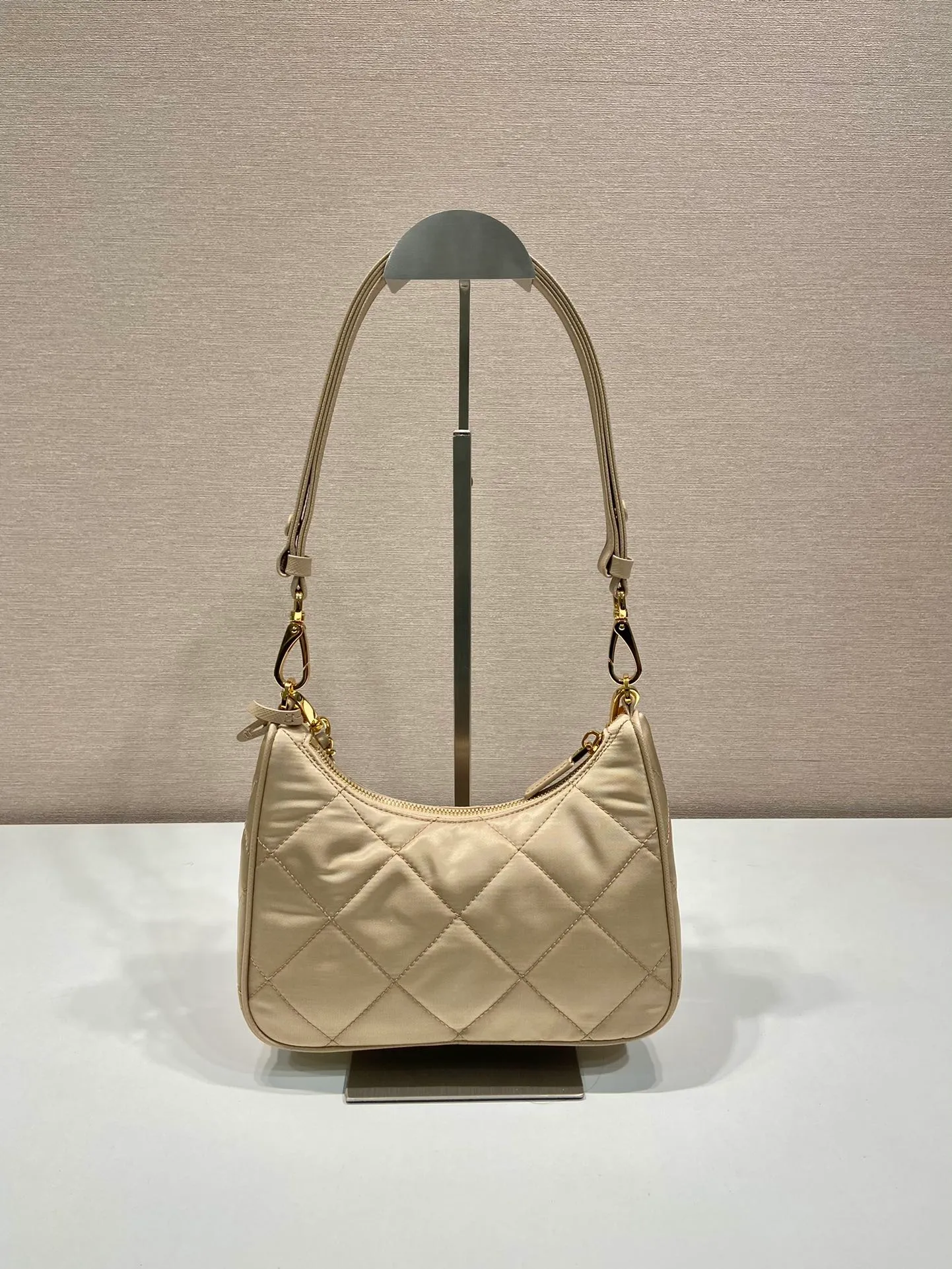 💰1000🎉Embroidered plaid Hobo🎉1BC204 handbag/underarm bag/crossbody bag This Hobo handbag/armpit bag/crossbody bag is very functional and can be used for three purposes in one bag. It is perfect🎉🎉 Made of imported nylon fabric/imported cross-grain cowhide, complex hand-made rhombus stitch pattern, equipped with detachable iron, and the leather shoulder strap can be adjusted and switched at any time😘😘The upper body effect is beautiful, convenient and practical🎉🎉Hurry up and get it👏 Length 23x Height 16x Bottom 6.5cm🎉🎉🎉👏👏👏