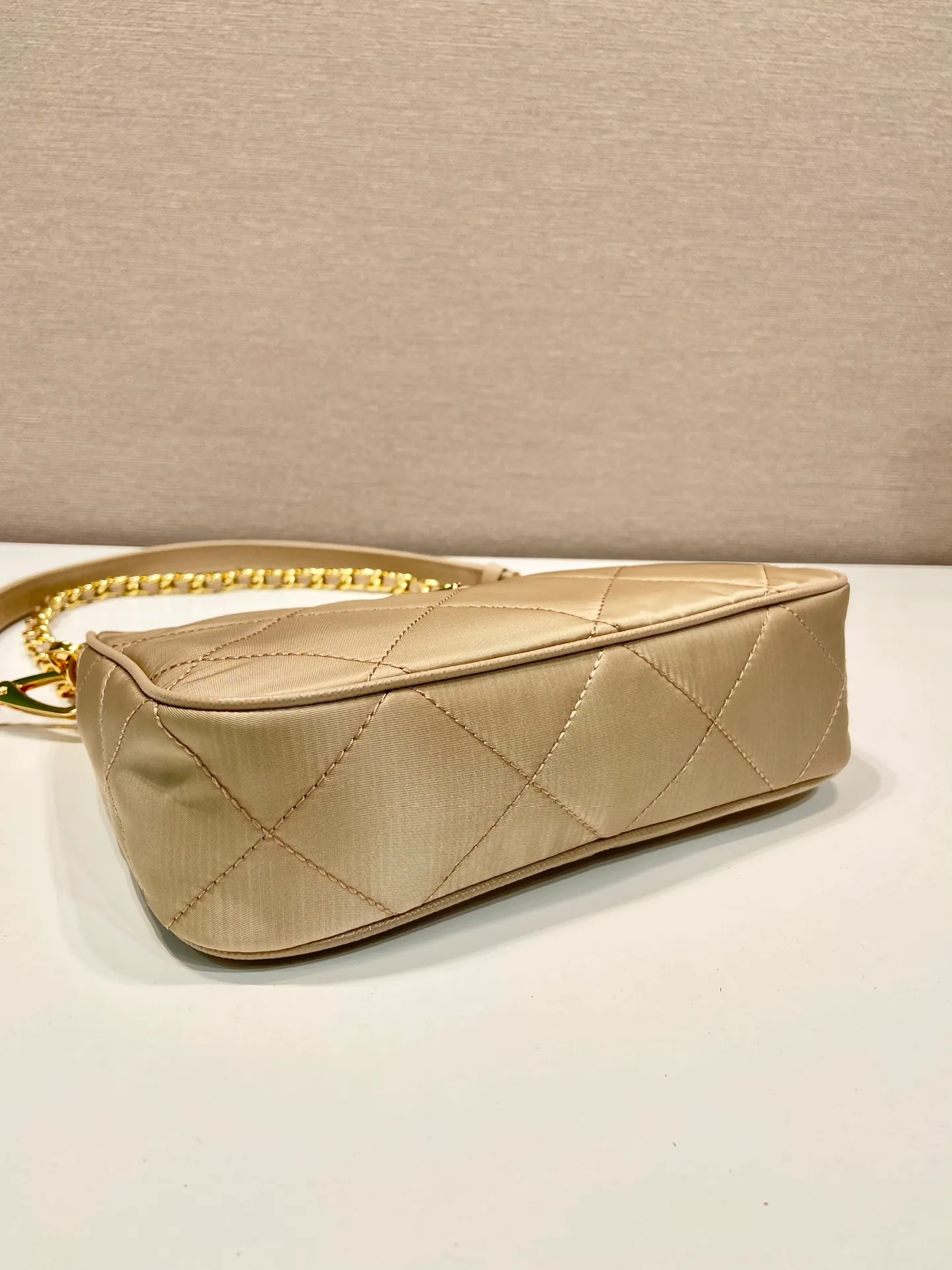 💰1000🎉Embroidered plaid Hobo🎉1BC204 handbag/underarm bag/crossbody bag This Hobo handbag/armpit bag/crossbody bag is very functional and can be used for three purposes in one bag. It is perfect🎉🎉 Made of imported nylon fabric/imported cross-grain cowhide, complex hand-made rhombus stitch pattern, equipped with detachable iron, and the leather shoulder strap can be adjusted and switched at any time😘😘The upper body effect is beautiful, convenient and practical🎉🎉Hurry up and get it👏 Length 23x Height 16x Bottom 6.5cm🎉🎉🎉👏👏👏
