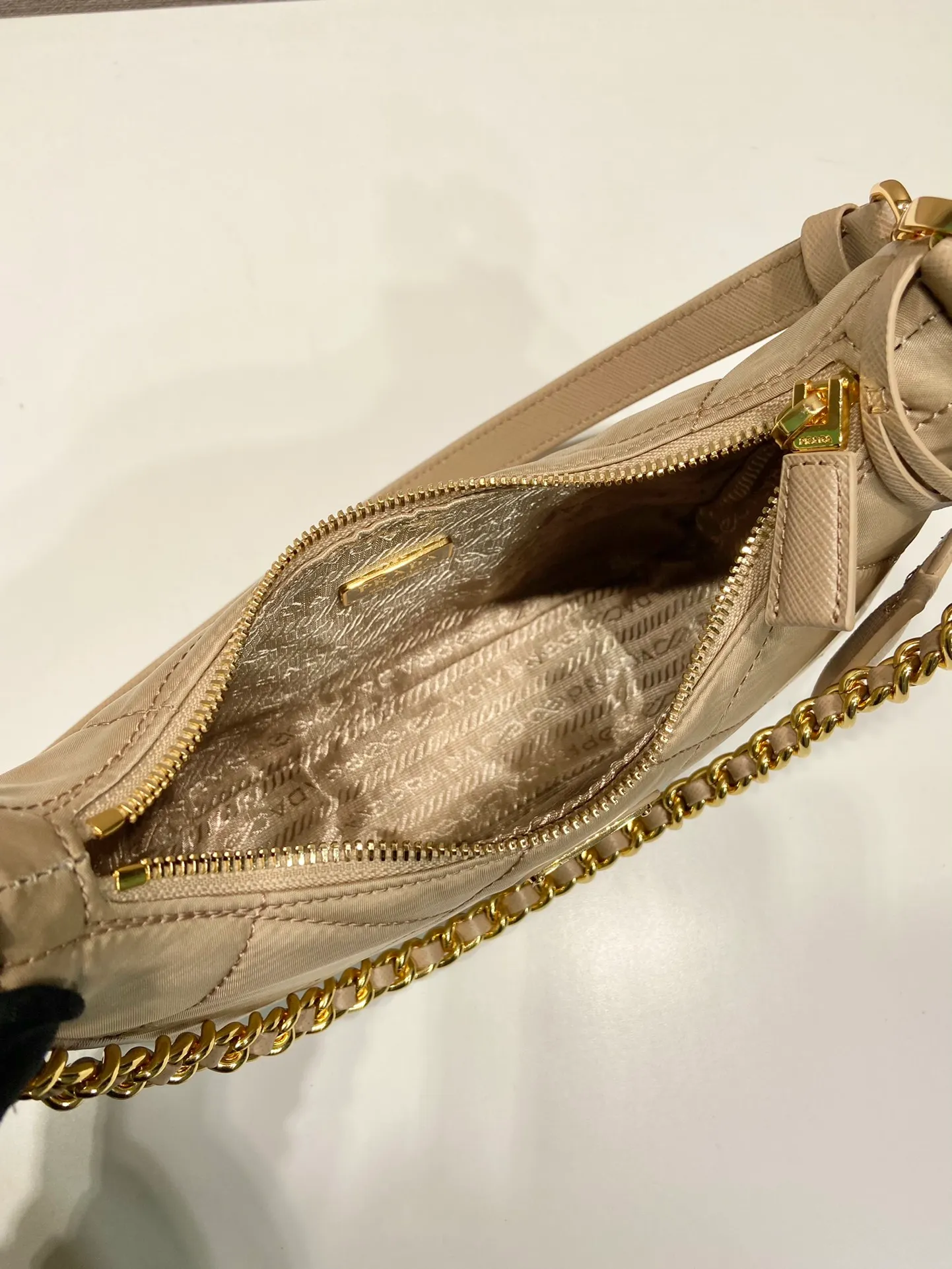 💰1000🎉Embroidered plaid Hobo🎉1BC204 handbag/underarm bag/crossbody bag This Hobo handbag/armpit bag/crossbody bag is very functional and can be used for three purposes in one bag. It is perfect🎉🎉 Made of imported nylon fabric/imported cross-grain cowhide, complex hand-made rhombus stitch pattern, equipped with detachable iron, and the leather shoulder strap can be adjusted and switched at any time😘😘The upper body effect is beautiful, convenient and practical🎉🎉Hurry up and get it👏 Length 23x Height 16x Bottom 6.5cm🎉🎉🎉👏👏👏