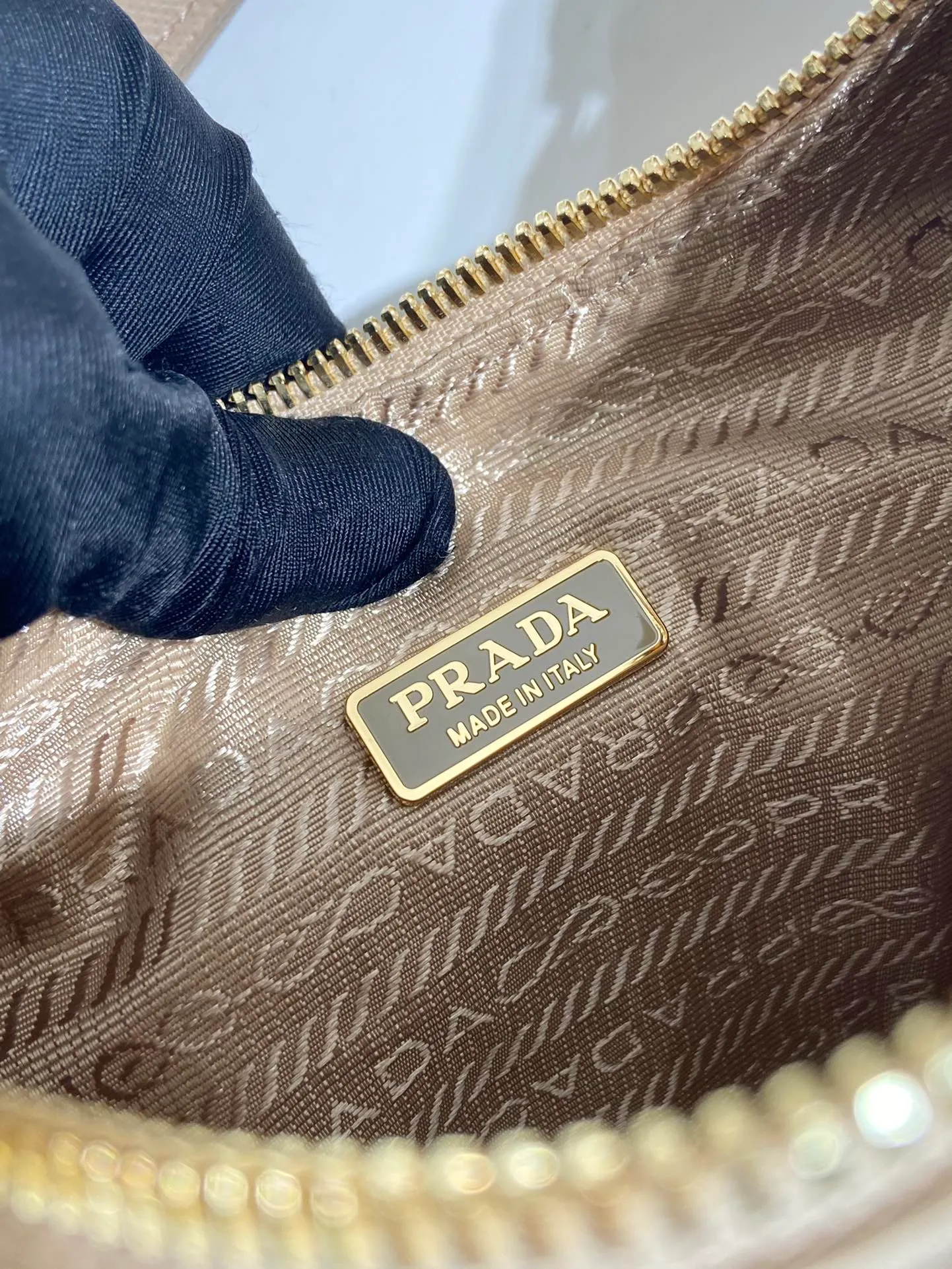 💰1000🎉Embroidered plaid Hobo🎉1BC204 handbag/underarm bag/crossbody bag This Hobo handbag/armpit bag/crossbody bag is very functional and can be used for three purposes in one bag. It is perfect🎉🎉 Made of imported nylon fabric/imported cross-grain cowhide, complex hand-made rhombus stitch pattern, equipped with detachable iron, and the leather shoulder strap can be adjusted and switched at any time😘😘The upper body effect is beautiful, convenient and practical🎉🎉Hurry up and get it👏 Length 23x Height 16x Bottom 6.5cm🎉🎉🎉👏👏👏